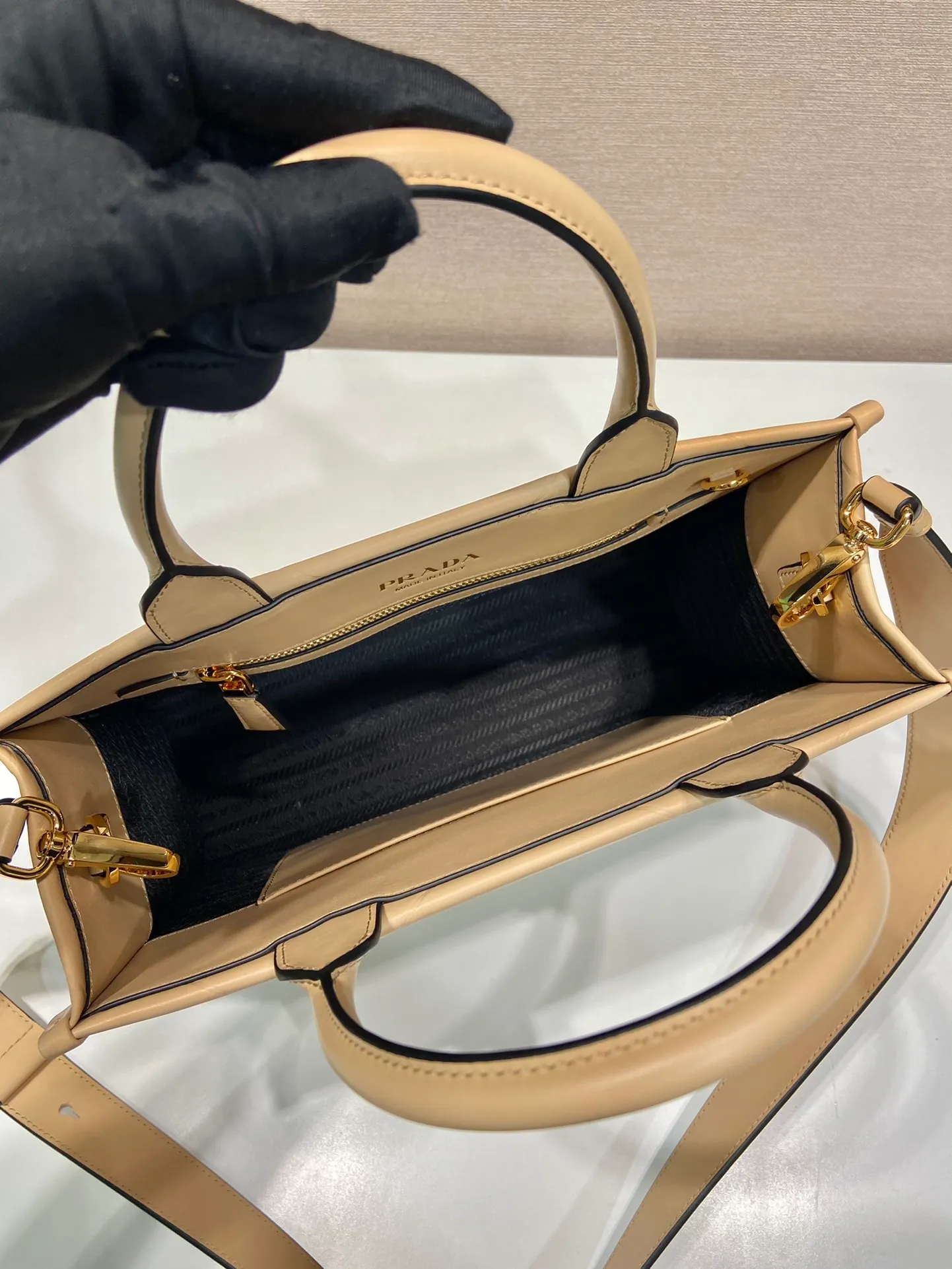 💰1800🎉 New Triangular Diamond Tote Bag 🎉 Tote Bag 🎉1BA379 Small/Long Shoulder Strap 🎉 This tote bag is made of imported calfskin, with a pure handmade triangular diamond design, and the mark is composed of an embossed triangle and a hardware mark. Interior compartment with zip pockets. Simple and elegant, full of fashion sense. Babies, hurry up and get started. 🎉 Length 30x Height 23x Bottom 9cm