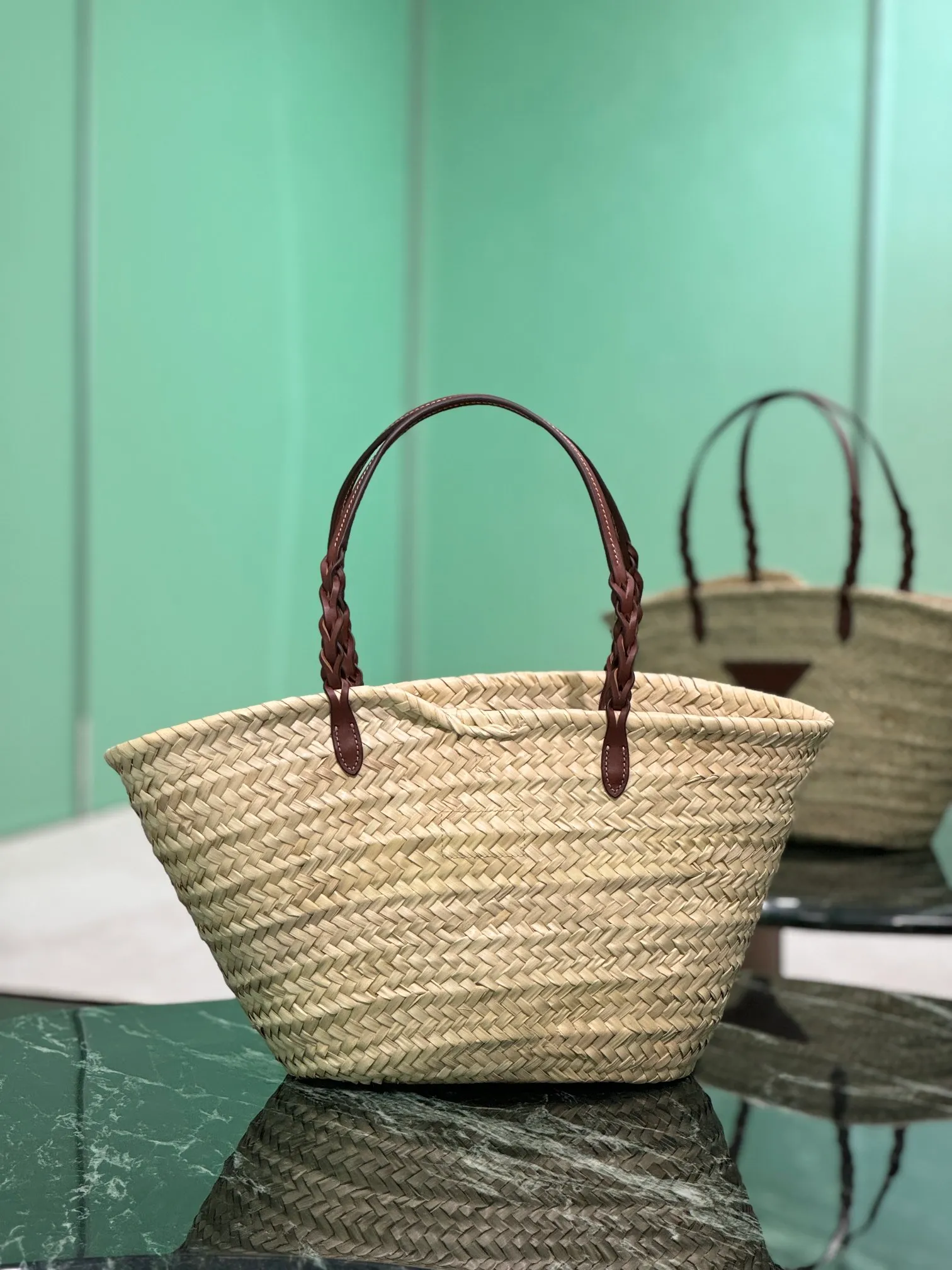 💰1500, the straw woven vegetable basket is here~ Cow leather-edged corncob pattern shoulder strap, matched with raffia weaving, full of French lazy style, can be carried by hand or shoulder, the upper body is super nice, size: 25×48×16cm, style number: 1BG314
