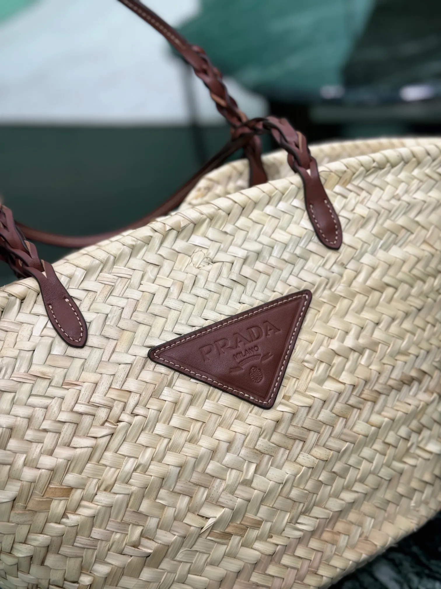 💰1500, the straw woven vegetable basket is here~ Cow leather-edged corncob pattern shoulder strap, matched with raffia weaving, full of French lazy style, can be carried by hand or shoulder, the upper body is super nice, size: 25×48×16cm, style number: 1BG314