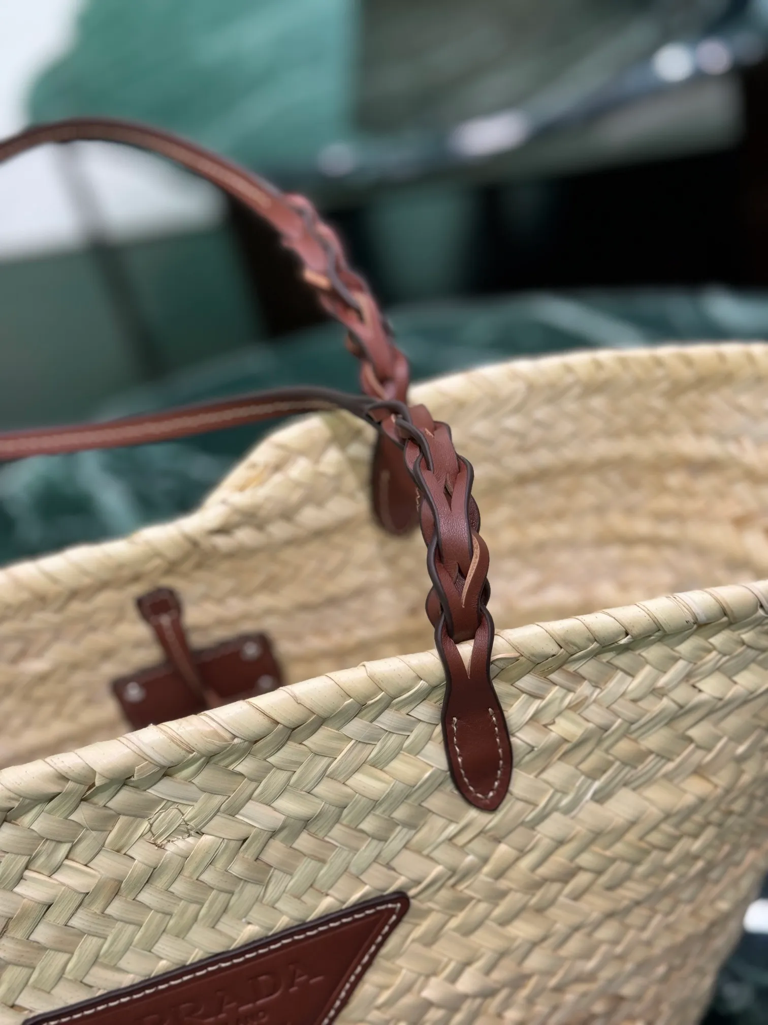 💰1500, the straw woven vegetable basket is here~ Cow leather-edged corncob pattern shoulder strap, matched with raffia weaving, full of French lazy style, can be carried by hand or shoulder, the upper body is super nice, size: 25×48×16cm, style number: 1BG314