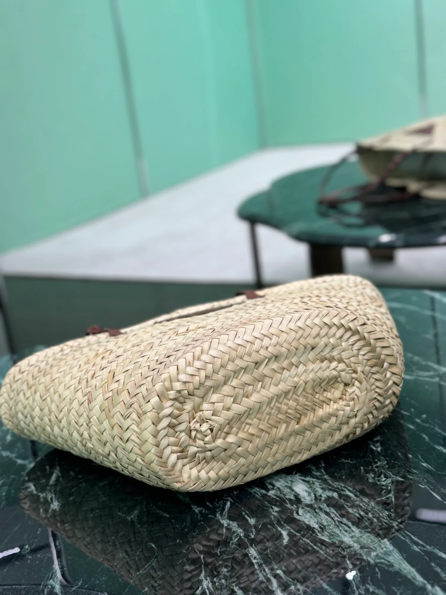💰1500, the straw woven vegetable basket is here~ Cow leather-edged corncob pattern shoulder strap, matched with raffia weaving, full of French lazy style, can be carried by hand or shoulder, the upper body is super nice, size: 25×48×16cm, style number: 1BG314