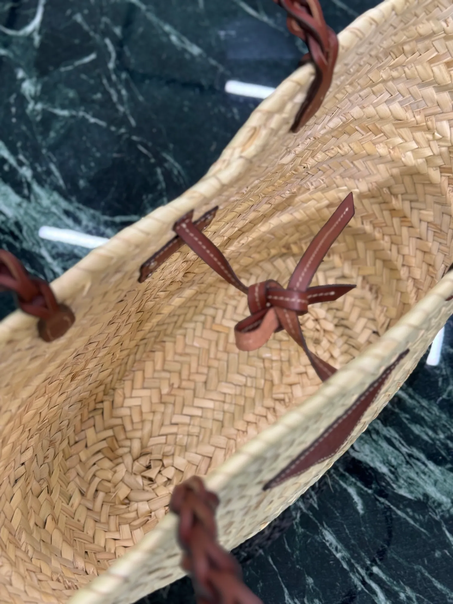 💰1500, the straw woven vegetable basket is here~ Cow leather-edged corncob pattern shoulder strap, matched with raffia weaving, full of French lazy style, can be carried by hand or shoulder, the upper body is super nice, size: 25×48×16cm, style number: 1BG314