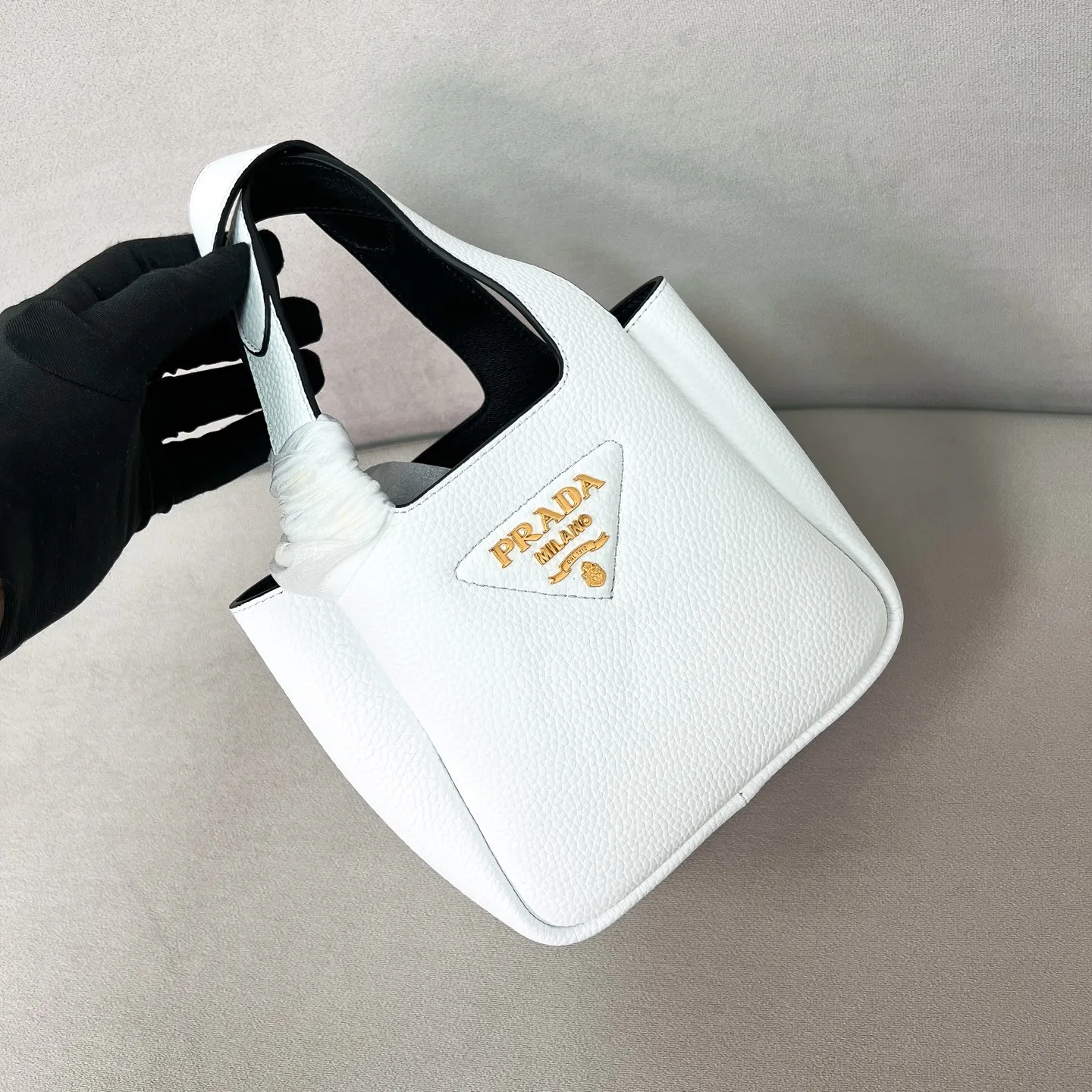 💰1560✨New product debut✨The latest vegetable basket tote bag 1BA349 soft and delicate pebbled calfskin tote bag. Full leather inside and outside with double handles decorated with silver metal logo. The overall bag body is very soft and lightweight. The style is elegant and outstanding. The two side pockets not only meet the needs of exquisite storage, but also add elegant charm. Can be carried as an armpit bag. A handbag that perfectly combines classic heritage and the trend of the times. A must-have for fairies. White size 15.5*18*10cm