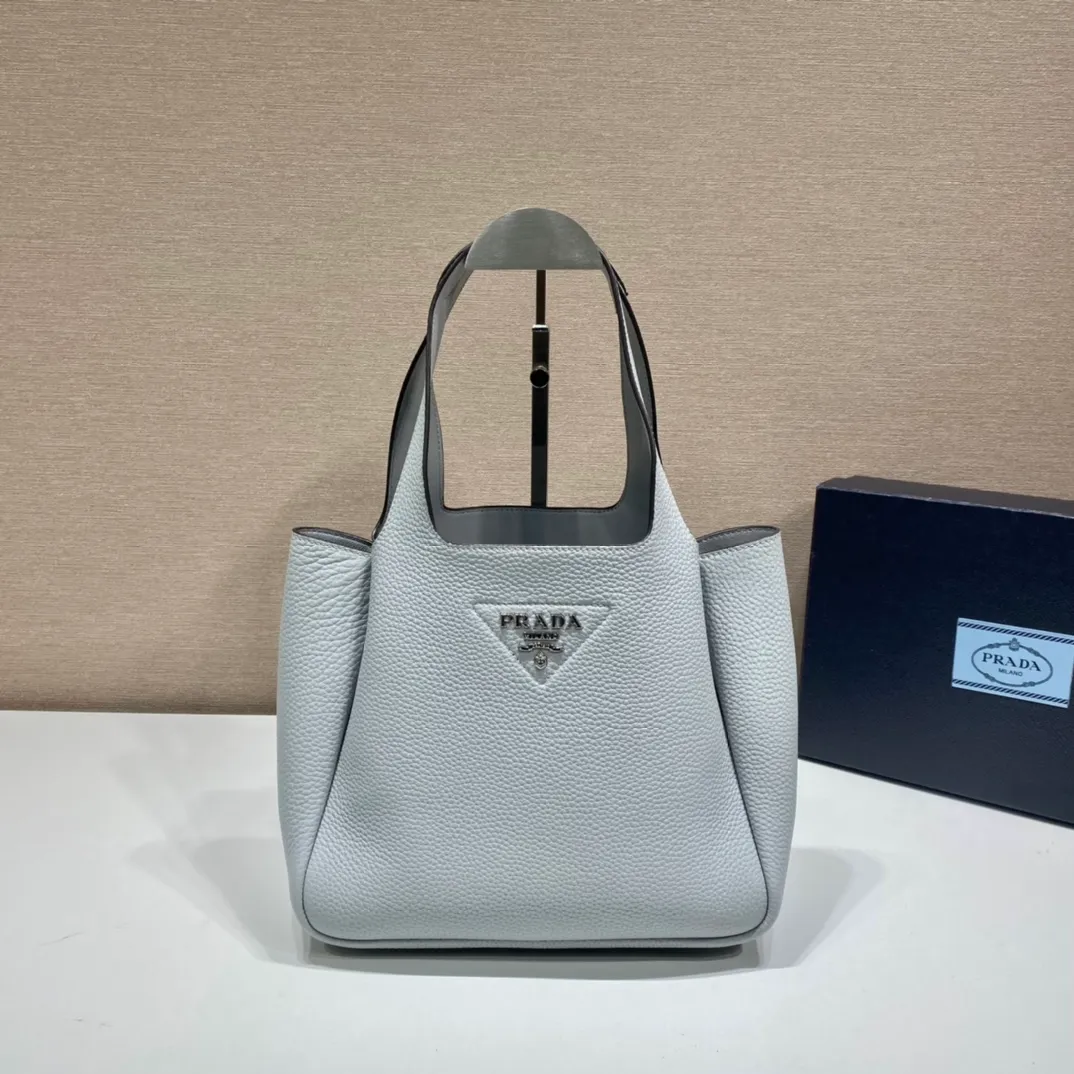 💰1700, vegetable basket🎉🎉 ✨New bucket bag✨1BG335😘Ice gray latest vegetable basket😘😘 The vegetable basket tote underarm bag is made of soft and delicate calfskin, with imported sheepskin interior and top-grade white lace hardware. The overall feel is very soft/lightweight😘😘It has many compartments and can be carried or used as an under-the-bag bag. It can be matched with different clothes. So beautiful😘😘Hurry up and get it🙊 Length 25x height 21.5x bottom 14cm👏👏👏💰💰💰