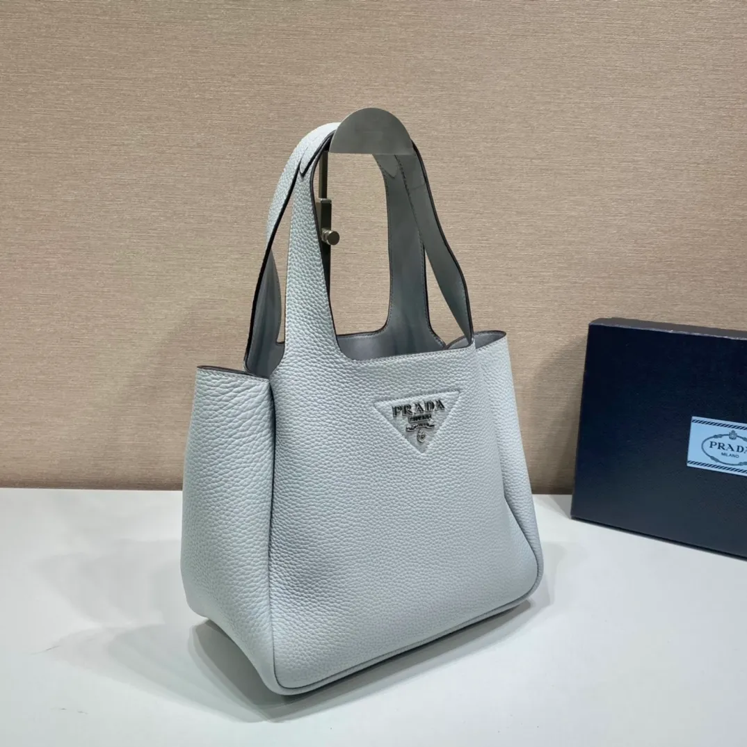 💰1700, vegetable basket🎉🎉 ✨New bucket bag✨1BG335😘Ice gray latest vegetable basket😘😘 The vegetable basket tote underarm bag is made of soft and delicate calfskin, with imported sheepskin interior and top-grade white lace hardware. The overall feel is very soft/lightweight😘😘It has many compartments and can be carried or used as an under-the-bag bag. It can be matched with different clothes. So beautiful😘😘Hurry up and get it🙊 Length 25x height 21.5x bottom 14cm👏👏👏💰💰💰