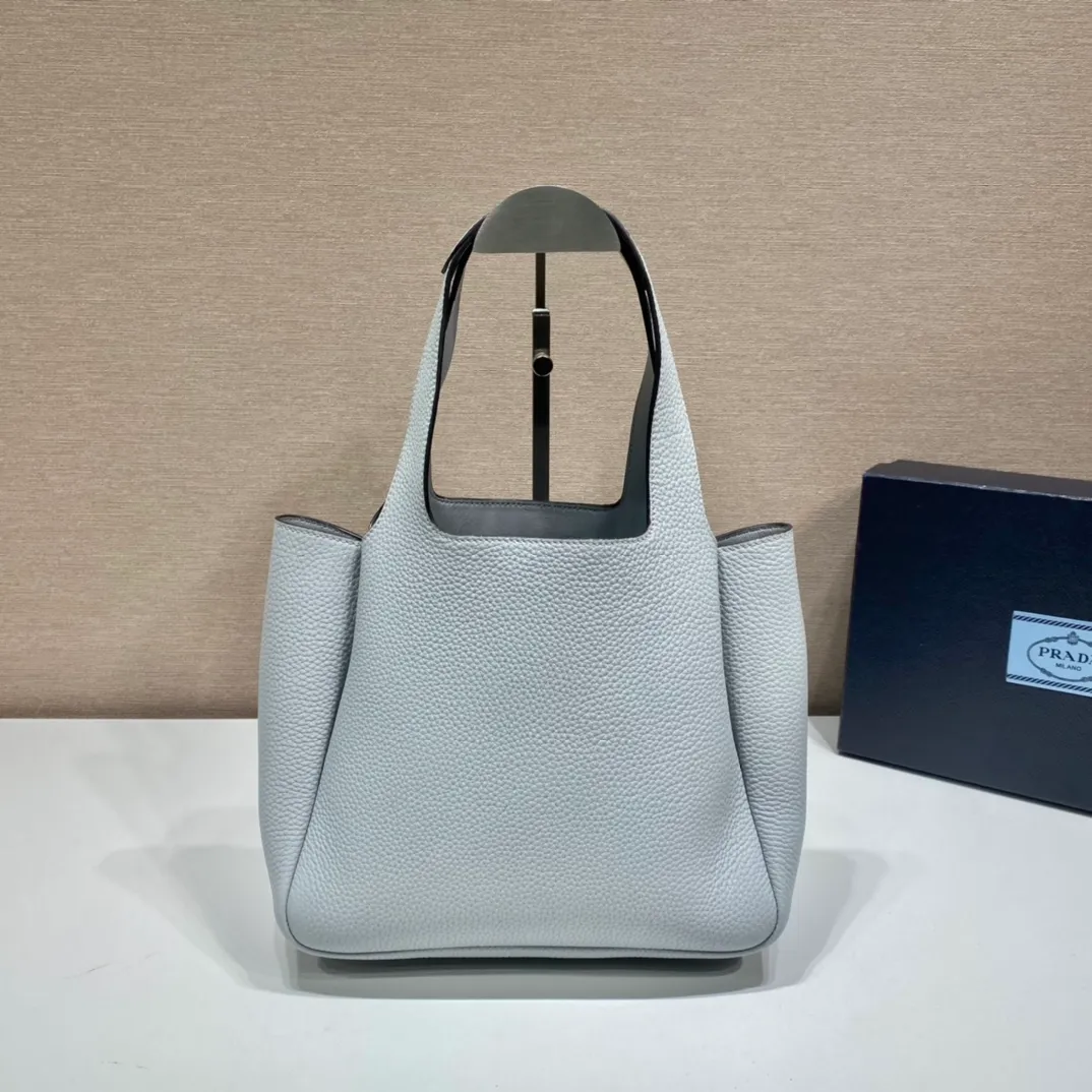 💰1700, vegetable basket🎉🎉 ✨New bucket bag✨1BG335😘Ice gray latest vegetable basket😘😘 The vegetable basket tote underarm bag is made of soft and delicate calfskin, with imported sheepskin interior and top-grade white lace hardware. The overall feel is very soft/lightweight😘😘It has many compartments and can be carried or used as an under-the-bag bag. It can be matched with different clothes. So beautiful😘😘Hurry up and get it🙊 Length 25x height 21.5x bottom 14cm👏👏👏💰💰💰