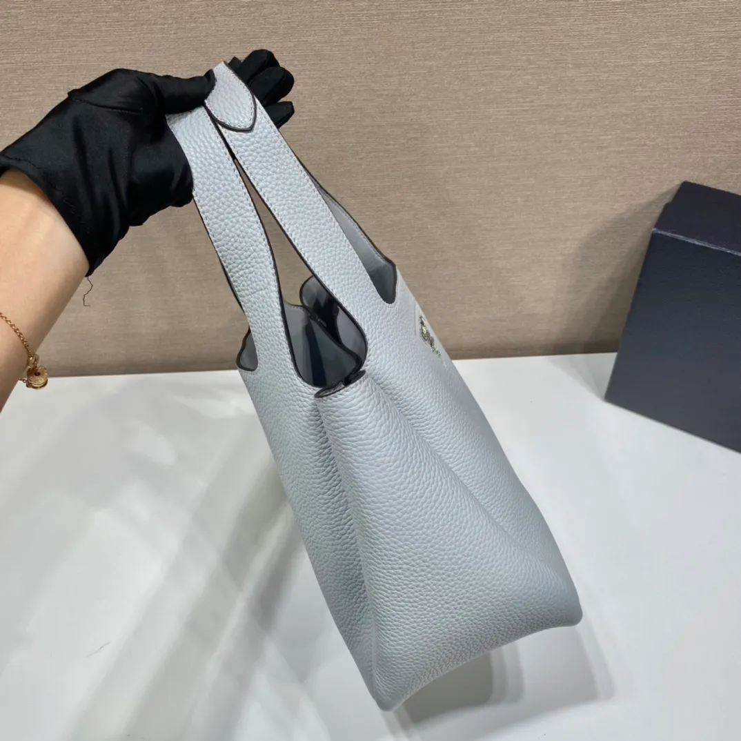 💰1700, vegetable basket🎉🎉 ✨New bucket bag✨1BG335😘Ice gray latest vegetable basket😘😘 The vegetable basket tote underarm bag is made of soft and delicate calfskin, with imported sheepskin interior and top-grade white lace hardware. The overall feel is very soft/lightweight😘😘It has many compartments and can be carried or used as an under-the-bag bag. It can be matched with different clothes. So beautiful😘😘Hurry up and get it🙊 Length 25x height 21.5x bottom 14cm👏👏👏💰💰💰