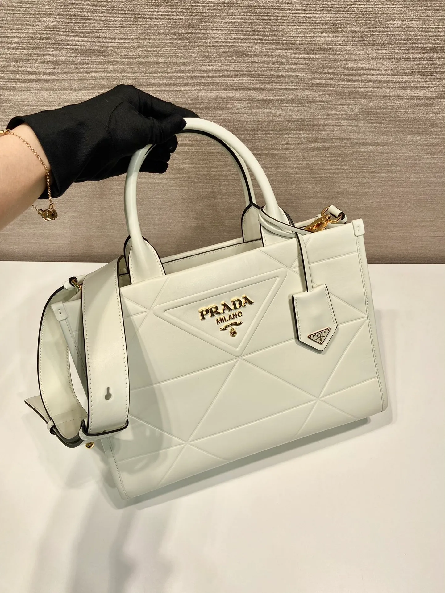 💰1800🎉 New Triangular Diamond Tote Bag 🎉 Tote Bag 🎉1BA379 Small/Long Shoulder Strap 🎉 This tote bag is made of imported calfskin, with a pure handmade triangular diamond design, and the mark is composed of an embossed triangle and a hardware mark. Interior compartment with zip pockets. Simple and elegant, full of fashion sense. Babies, hurry up and get started. 🎉🎉 Length 30x Height 23x Bottom 9cm