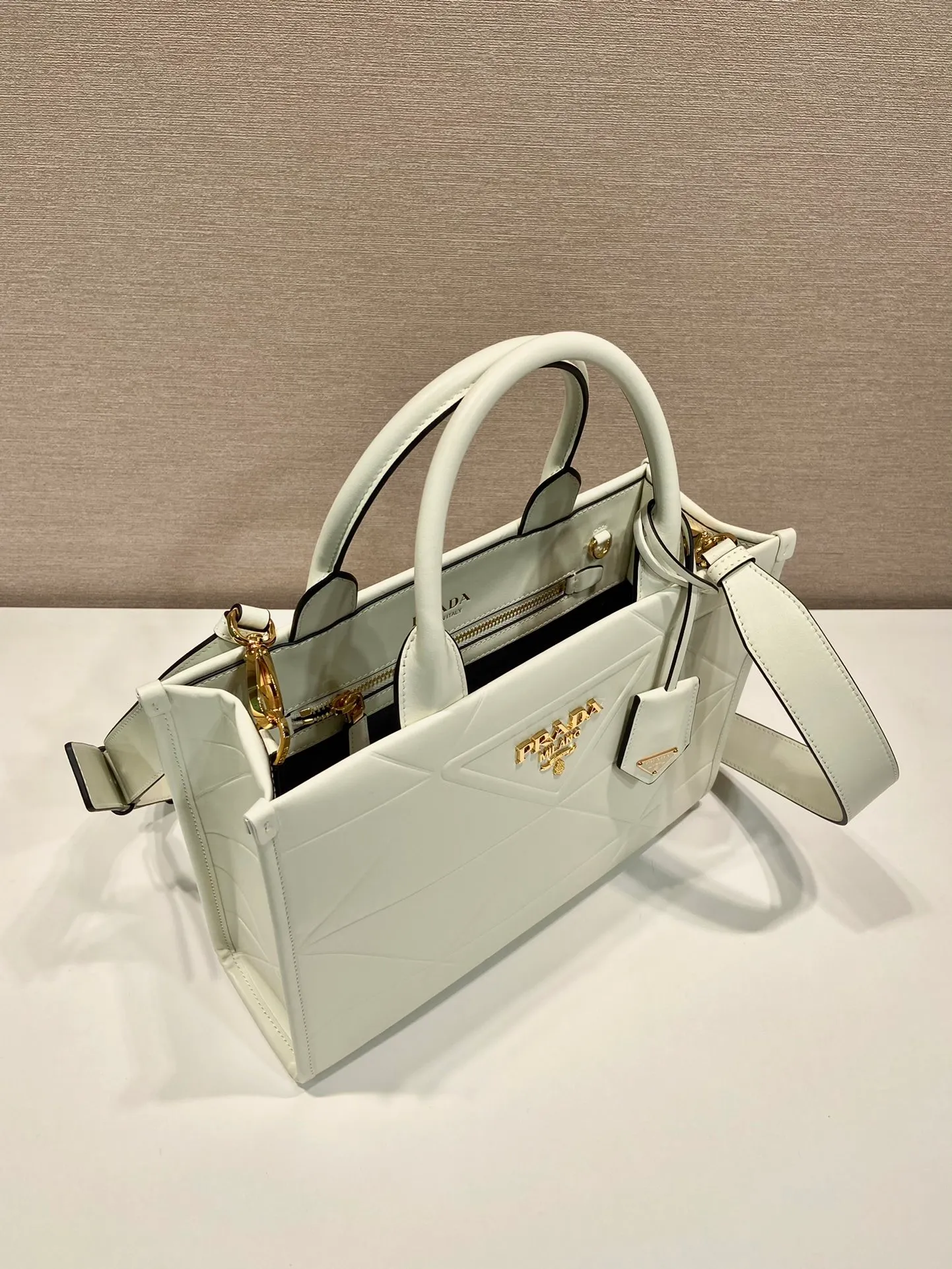 💰1800🎉 New Triangular Diamond Tote Bag 🎉 Tote Bag 🎉1BA379 Small/Long Shoulder Strap 🎉 This tote bag is made of imported calfskin, with a pure handmade triangular diamond design, and the mark is composed of an embossed triangle and a hardware mark. Interior compartment with zip pockets. Simple and elegant, full of fashion sense. Babies, hurry up and get started. 🎉🎉 Length 30x Height 23x Bottom 9cm