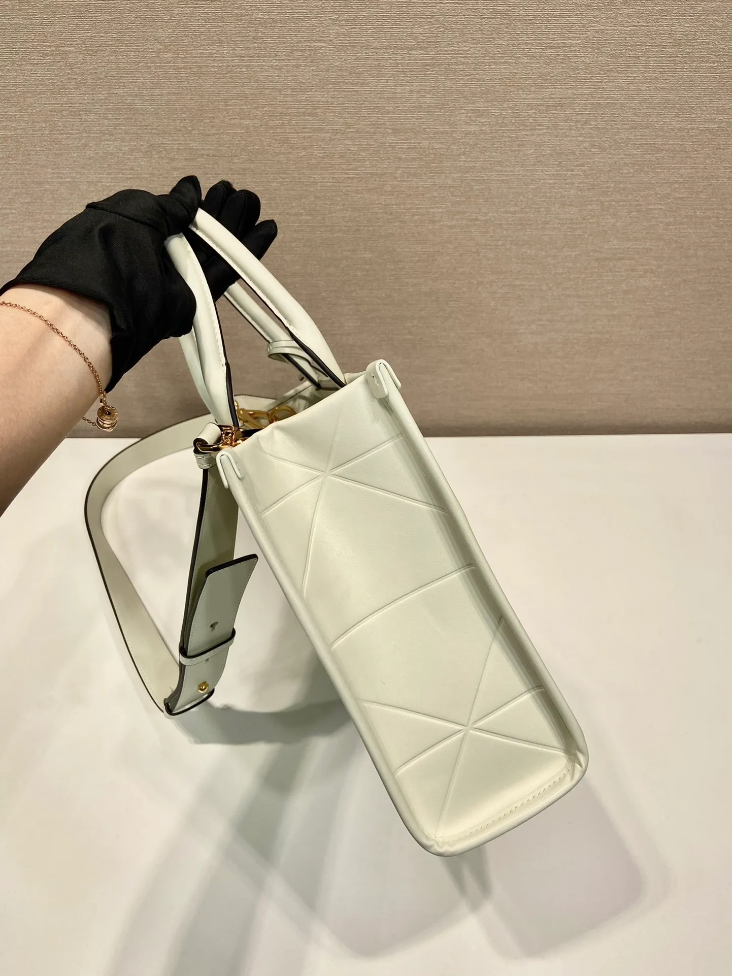 💰1800🎉 New Triangular Diamond Tote Bag 🎉 Tote Bag 🎉1BA379 Small/Long Shoulder Strap 🎉 This tote bag is made of imported calfskin, with a pure handmade triangular diamond design, and the mark is composed of an embossed triangle and a hardware mark. Interior compartment with zip pockets. Simple and elegant, full of fashion sense. Babies, hurry up and get started. 🎉🎉 Length 30x Height 23x Bottom 9cm