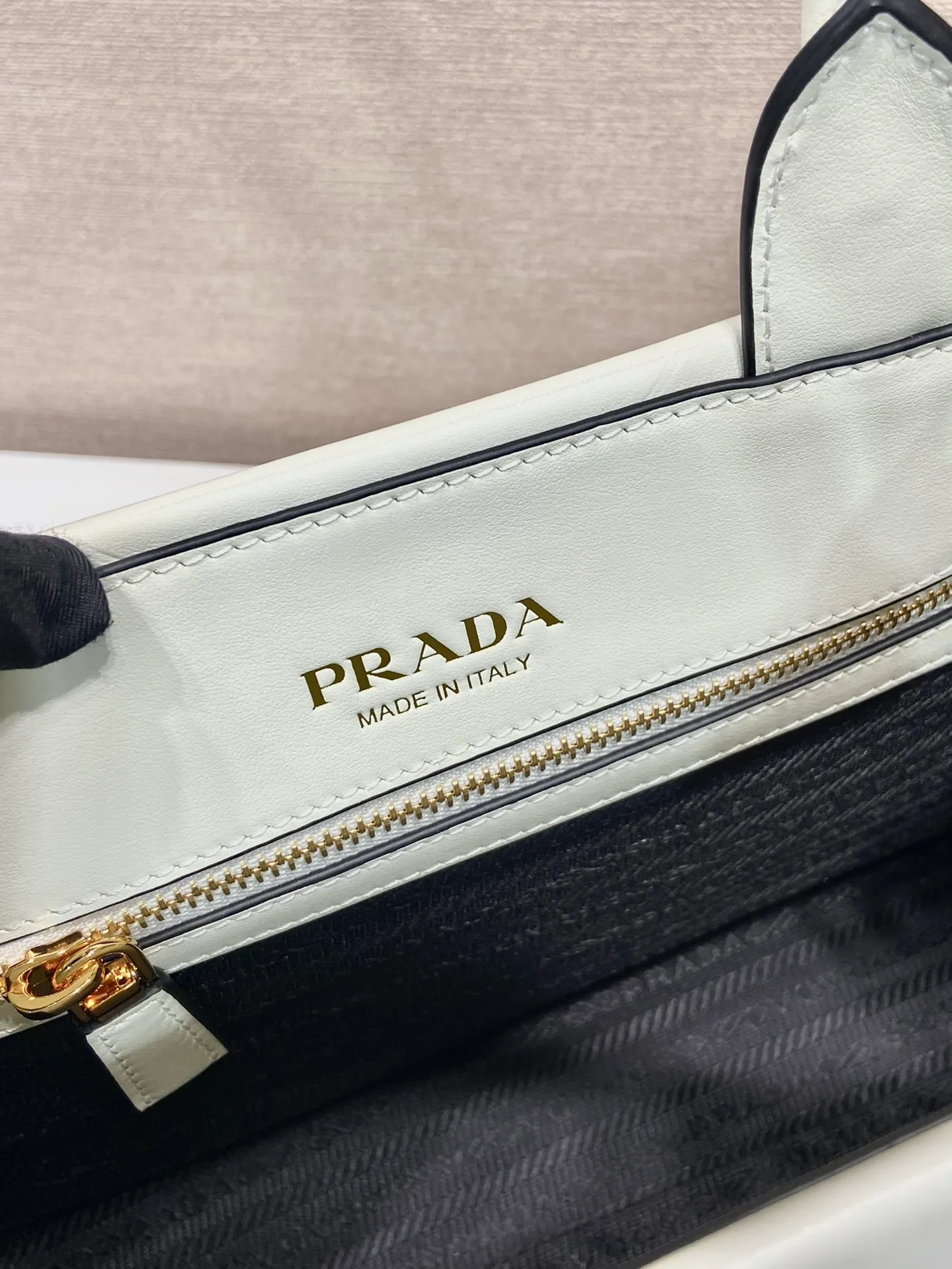💰1800🎉 New Triangular Diamond Tote Bag 🎉 Tote Bag 🎉1BA379 Small/Long Shoulder Strap 🎉 This tote bag is made of imported calfskin, with a pure handmade triangular diamond design, and the mark is composed of an embossed triangle and a hardware mark. Interior compartment with zip pockets. Simple and elegant, full of fashion sense. Babies, hurry up and get started. 🎉🎉 Length 30x Height 23x Bottom 9cm