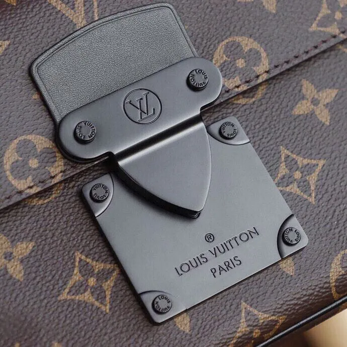 P¥940👉nfc dynamic chip version👈【Top original order, all steel hardware】𝐒 𝐋𝐎𝐂𝐊 Messenger bag m45806 French original leather🇫🇷Pure steel hardware Size: 22*18*8cm A hard-to-find messenger bag, tailor-made for men. The upper body effect is both explosive and very comfortable. It matches with different styles of daily wardrobe. It is super beautiful and grand. It seems low-key and not eye-catching, but the visual effect on the back will make your eyes shine! The capacity is also adequate, making it your first choice for daily travel, a strong hit!