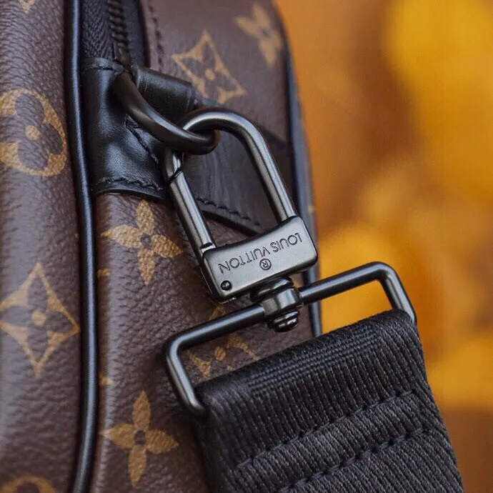 P¥940👉nfc dynamic chip version👈【Top original order, all steel hardware】𝐒 𝐋𝐎𝐂𝐊 Messenger bag m45806 French original leather🇫🇷Pure steel hardware Size: 22*18*8cm A hard-to-find messenger bag, tailor-made for men. The upper body effect is both explosive and very comfortable. It matches with different styles of daily wardrobe. It is super beautiful and grand. It seems low-key and not eye-catching, but the visual effect on the back will make your eyes shine! The capacity is also adequate, making it your first choice for daily travel, a strong hit!