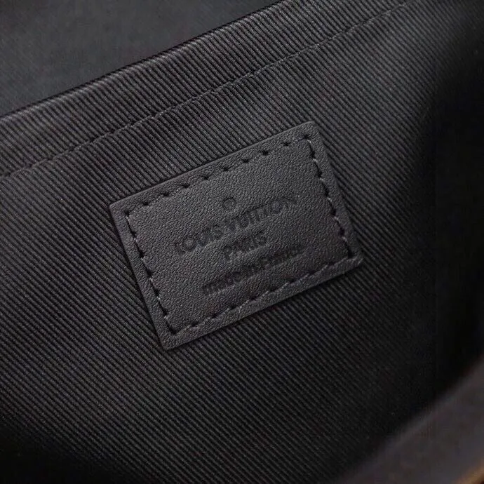 P¥940👉nfc dynamic chip version👈【Top original order, all steel hardware】𝐒 𝐋𝐎𝐂𝐊 Messenger bag m45806 French original leather🇫🇷Pure steel hardware Size: 22*18*8cm A hard-to-find messenger bag, tailor-made for men. The upper body effect is both explosive and very comfortable. It matches with different styles of daily wardrobe. It is super beautiful and grand. It seems low-key and not eye-catching, but the visual effect on the back will make your eyes shine! The capacity is also adequate, making it your first choice for daily travel, a strong hit!