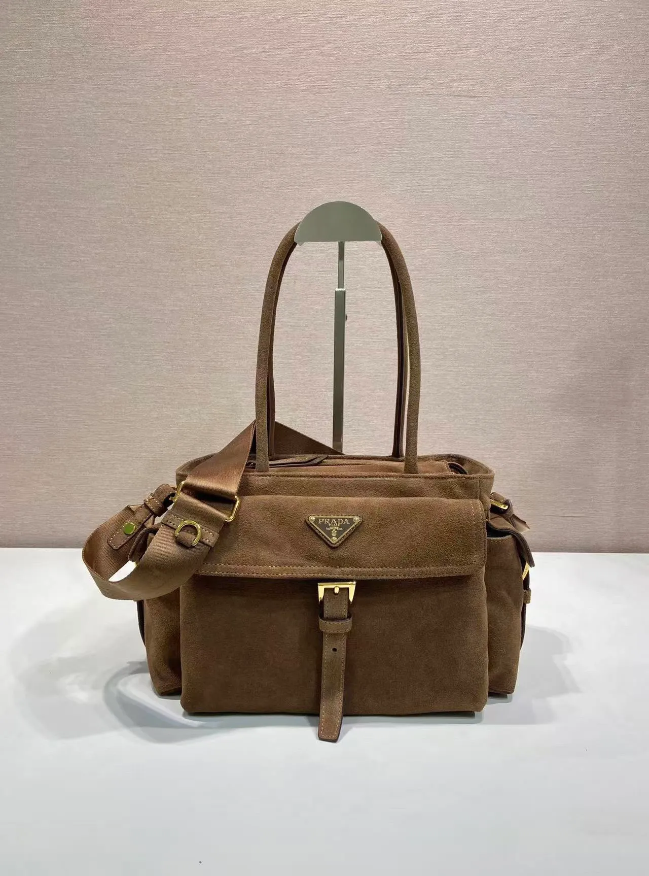 💰1520🎉New handbag🎉1BG596 suede leather🎉🎉 This handbag is made of imported suede leather fabric and top-grade hardware. Designed in hand-held suede leather, it is equipped with a detachable long shoulder strap, which can be carried on the shoulder/handheld/cross-body/cross-body. It is equipped with multiple pockets. It is very functional and has large capacity. It is perfect. It is another popular style that will never go out of style. Get it now🎉🎉 Length 31x Height 17x Bottom 11cm🎉🎉🎉💰💰💰