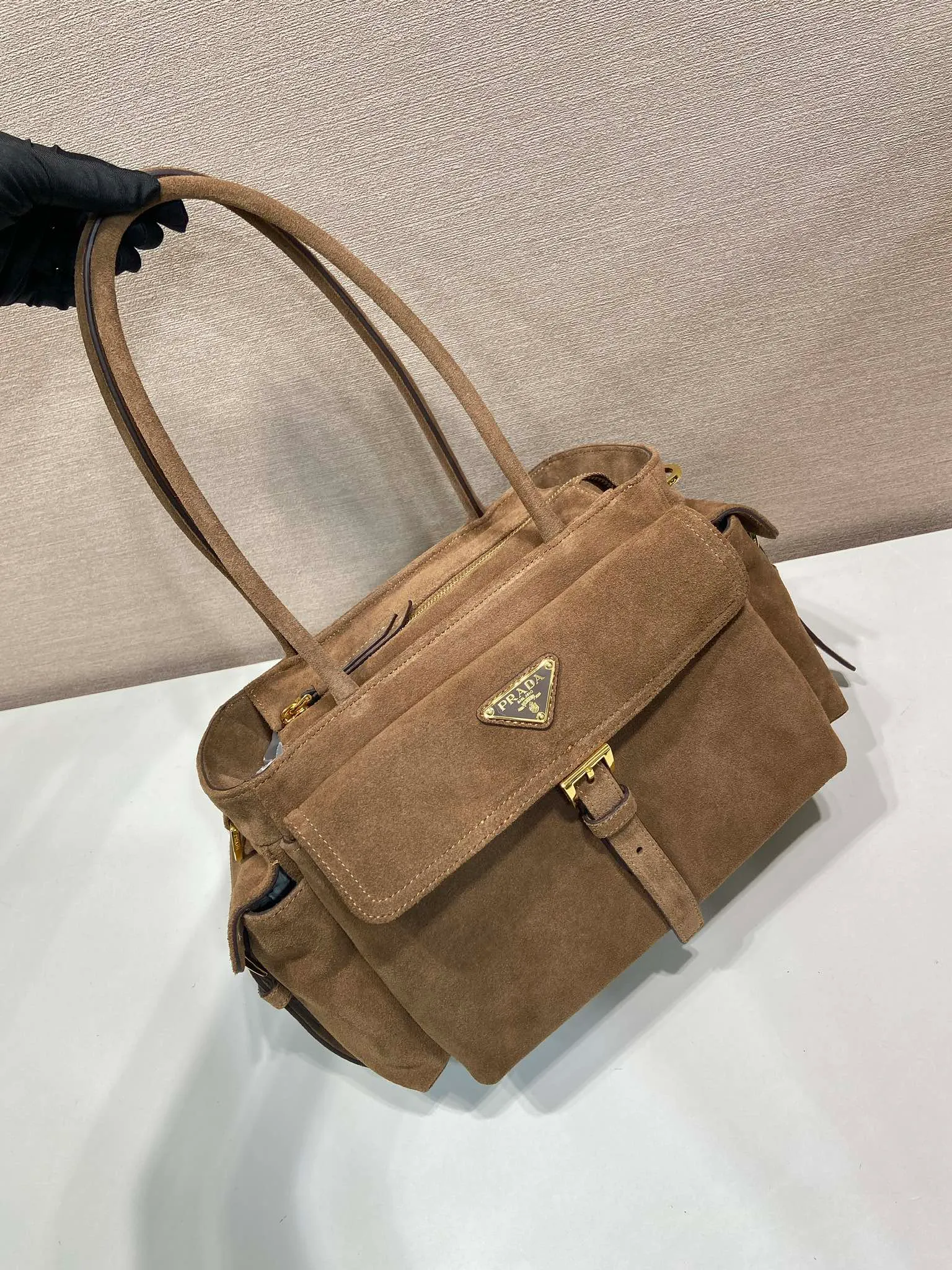 💰1520🎉New handbag🎉1BG596 suede leather🎉🎉 This handbag is made of imported suede leather fabric and top-grade hardware. Designed in hand-held suede leather, it is equipped with a detachable long shoulder strap, which can be carried on the shoulder/handheld/cross-body/cross-body. It is equipped with multiple pockets. It is very functional and has large capacity. It is perfect. It is another popular style that will never go out of style. Get it now🎉🎉 Length 31x Height 17x Bottom 11cm🎉🎉🎉💰💰💰