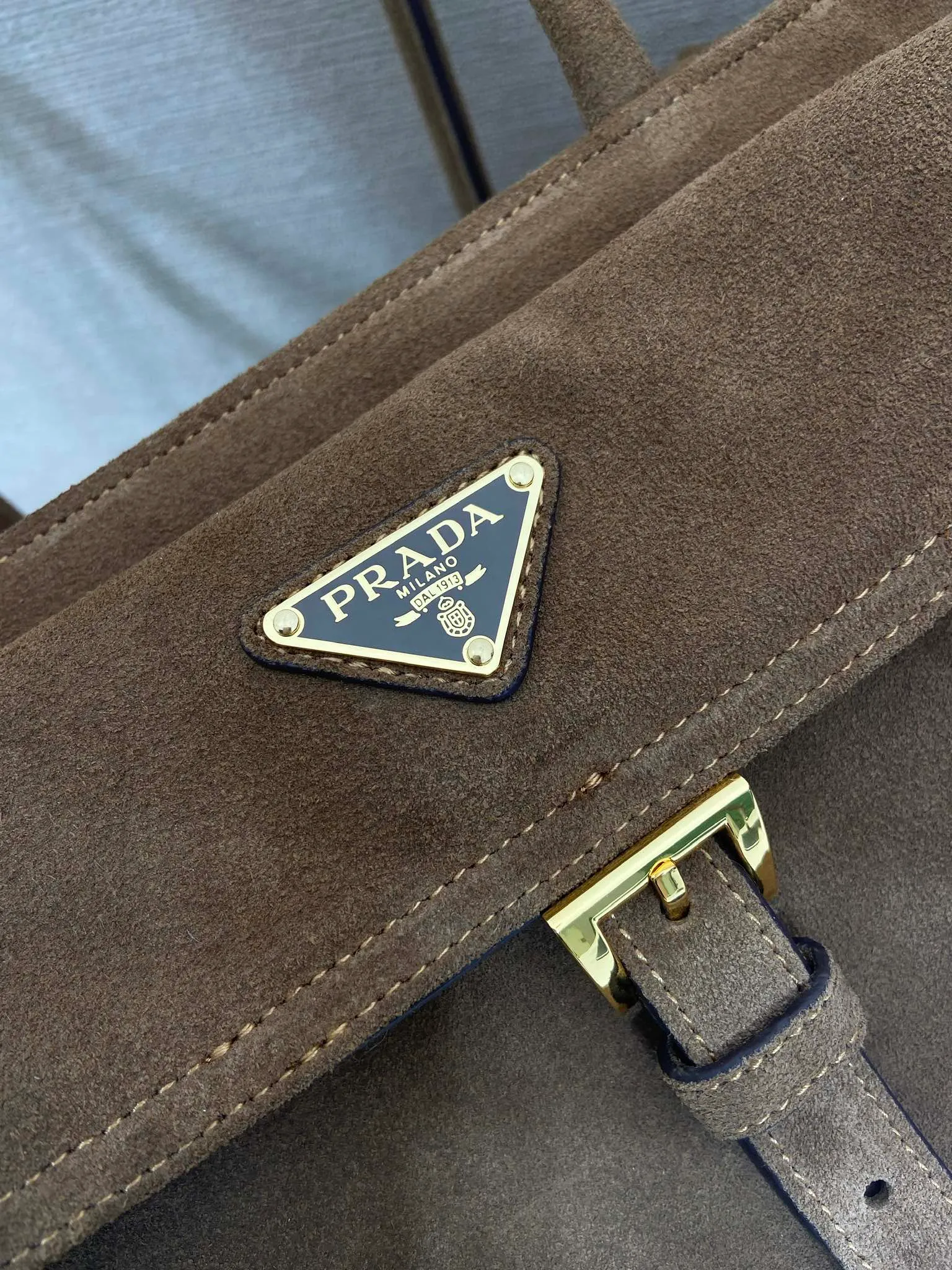 💰1520🎉New handbag🎉1BG596 suede leather🎉🎉 This handbag is made of imported suede leather fabric and top-grade hardware. Designed in hand-held suede leather, it is equipped with a detachable long shoulder strap, which can be carried on the shoulder/handheld/cross-body/cross-body. It is equipped with multiple pockets. It is very functional and has large capacity. It is perfect. It is another popular style that will never go out of style. Get it now🎉🎉 Length 31x Height 17x Bottom 11cm🎉🎉🎉💰💰💰