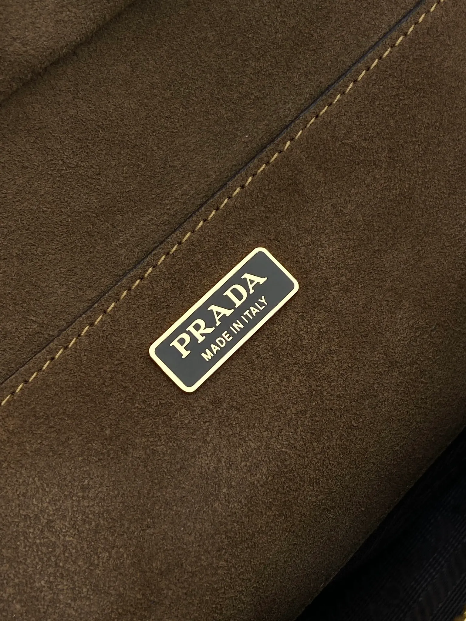 💰1520🎉New handbag🎉1BG596 suede leather🎉🎉 This handbag is made of imported suede leather fabric and top-grade hardware. Designed in hand-held suede leather, it is equipped with a detachable long shoulder strap, which can be carried on the shoulder/handheld/cross-body/cross-body. It is equipped with multiple pockets. It is very functional and has large capacity. It is perfect. It is another popular style that will never go out of style. Get it now🎉🎉 Length 31x Height 17x Bottom 11cm🎉🎉🎉💰💰💰