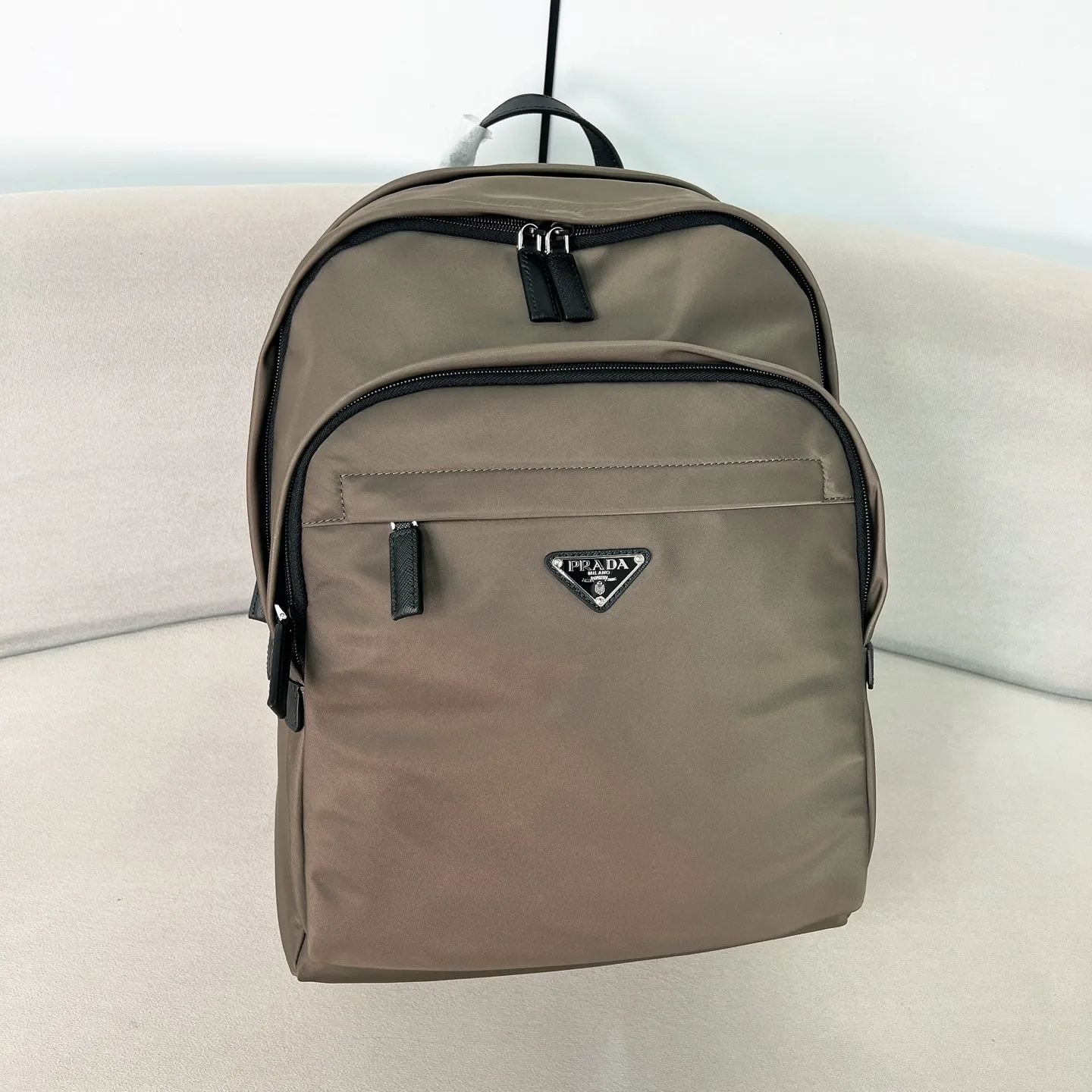 💰1320✨The latest hot style✨New backpack 2VZ048 Triangular enamel nameplate logo Imported original parachute fabric using imported equipment✈️+ The lines are all clear ZP synchronized original hardware accessories Two zippered outer pockets with two small pockets on both sides Padded back Perfect details comparable to counters😘 A must-have for fashionable casual fashionistas [Deyi][Deyi] Size 43.5*31*20
