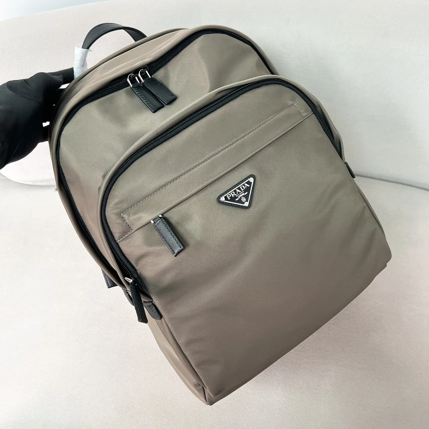💰1320✨The latest hot style✨New backpack 2VZ048 Triangular enamel nameplate logo Imported original parachute fabric using imported equipment✈️+ The lines are all clear ZP synchronized original hardware accessories Two zippered outer pockets with two small pockets on both sides Padded back Perfect details comparable to counters😘 A must-have for fashionable casual fashionistas [Deyi][Deyi] Size 43.5*31*20