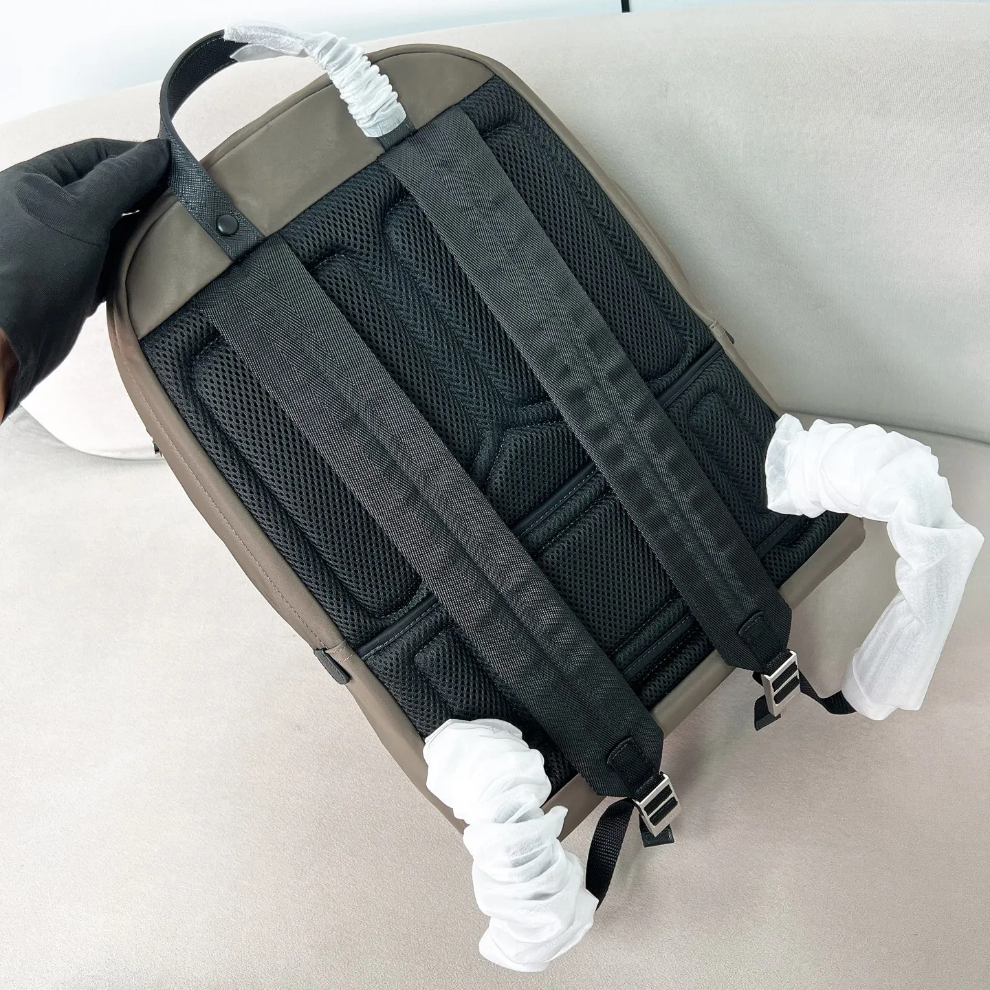 💰1320✨The latest hot style✨New backpack 2VZ048 Triangular enamel nameplate logo Imported original parachute fabric using imported equipment✈️+ The lines are all clear ZP synchronized original hardware accessories Two zippered outer pockets with two small pockets on both sides Padded back Perfect details comparable to counters😘 A must-have for fashionable casual fashionistas [Deyi][Deyi] Size 43.5*31*20