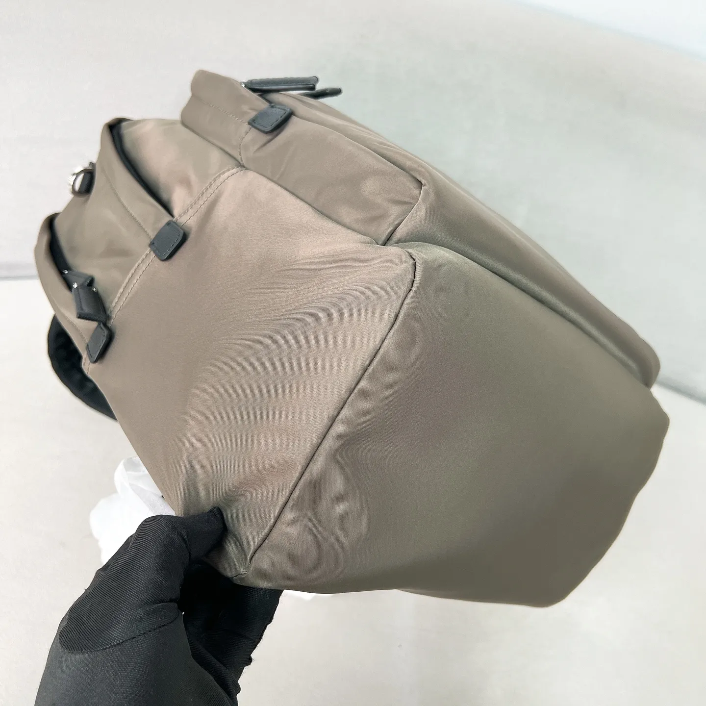💰1320✨The latest hot style✨New backpack 2VZ048 Triangular enamel nameplate logo Imported original parachute fabric using imported equipment✈️+ The lines are all clear ZP synchronized original hardware accessories Two zippered outer pockets with two small pockets on both sides Padded back Perfect details comparable to counters😘 A must-have for fashionable casual fashionistas [Deyi][Deyi] Size 43.5*31*20