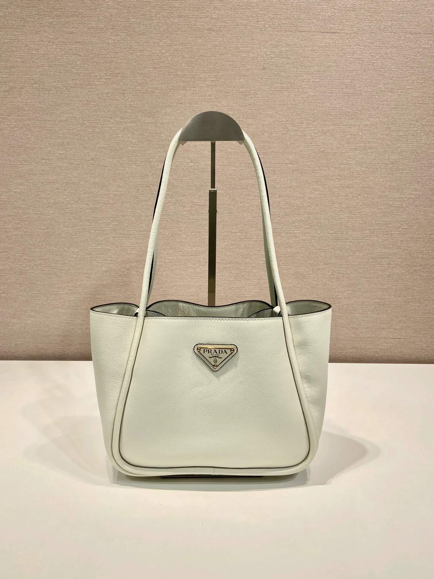 💰1500🎉New product🎉1BG539 shoulder style🎉🎉 This shoulder style is made of oral calfskin and top-grade hardware. It can be carried by hand or carried on the shoulder. It is equipped with 2 compartments in the front and back panels. It has a large capacity, is simple and practical, and has a beautiful upper body effect. Babies. Hurry up and get it🎉🎉 Length 25x Height 18.5x Bottom 12.5cm🎉🎉🎉👏👏👏