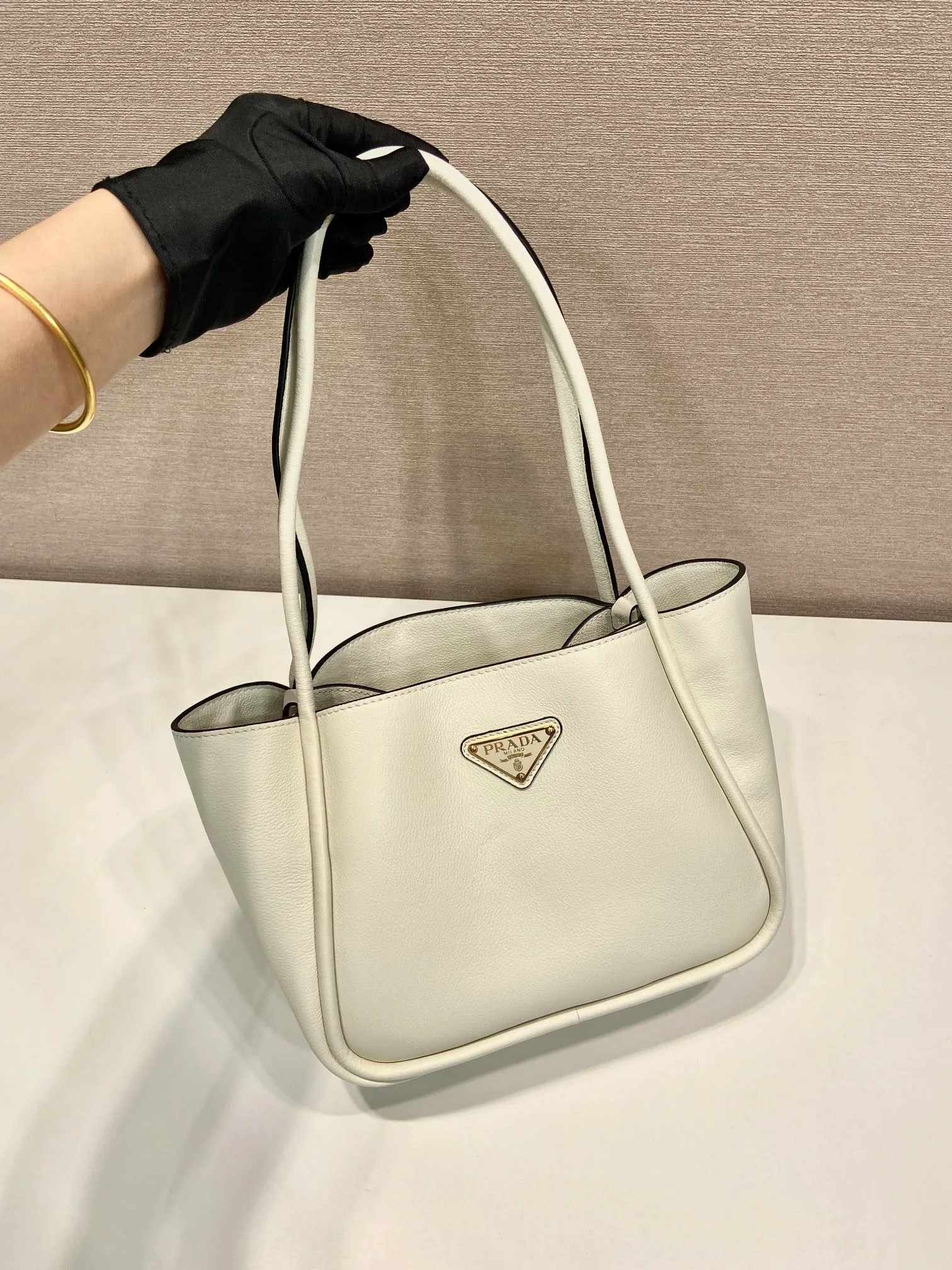 💰1500🎉New product🎉1BG539 shoulder style🎉🎉 This shoulder style is made of oral calfskin and top-grade hardware. It can be carried by hand or carried on the shoulder. It is equipped with 2 compartments in the front and back panels. It has a large capacity, is simple and practical, and has a beautiful upper body effect. Babies. Hurry up and get it🎉🎉 Length 25x Height 18.5x Bottom 12.5cm🎉🎉🎉👏👏👏