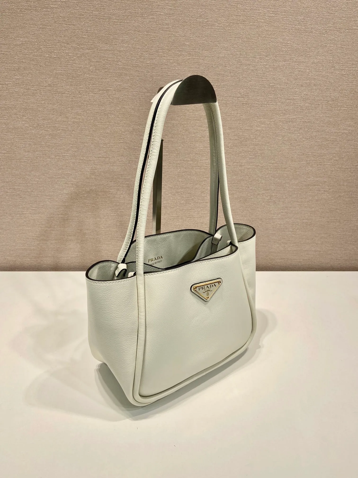 💰1500🎉New product🎉1BG539 shoulder style🎉🎉 This shoulder style is made of oral calfskin and top-grade hardware. It can be carried by hand or carried on the shoulder. It is equipped with 2 compartments in the front and back panels. It has a large capacity, is simple and practical, and has a beautiful upper body effect. Babies. Hurry up and get it🎉🎉 Length 25x Height 18.5x Bottom 12.5cm🎉🎉🎉👏👏👏