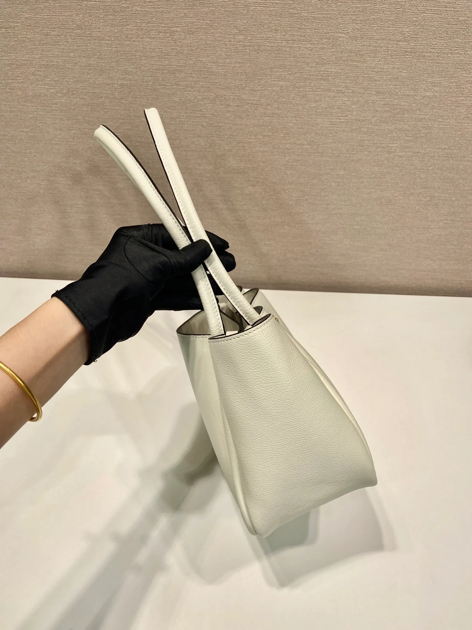 💰1500🎉New product🎉1BG539 shoulder style🎉🎉 This shoulder style is made of oral calfskin and top-grade hardware. It can be carried by hand or carried on the shoulder. It is equipped with 2 compartments in the front and back panels. It has a large capacity, is simple and practical, and has a beautiful upper body effect. Babies. Hurry up and get it🎉🎉 Length 25x Height 18.5x Bottom 12.5cm🎉🎉🎉👏👏👏