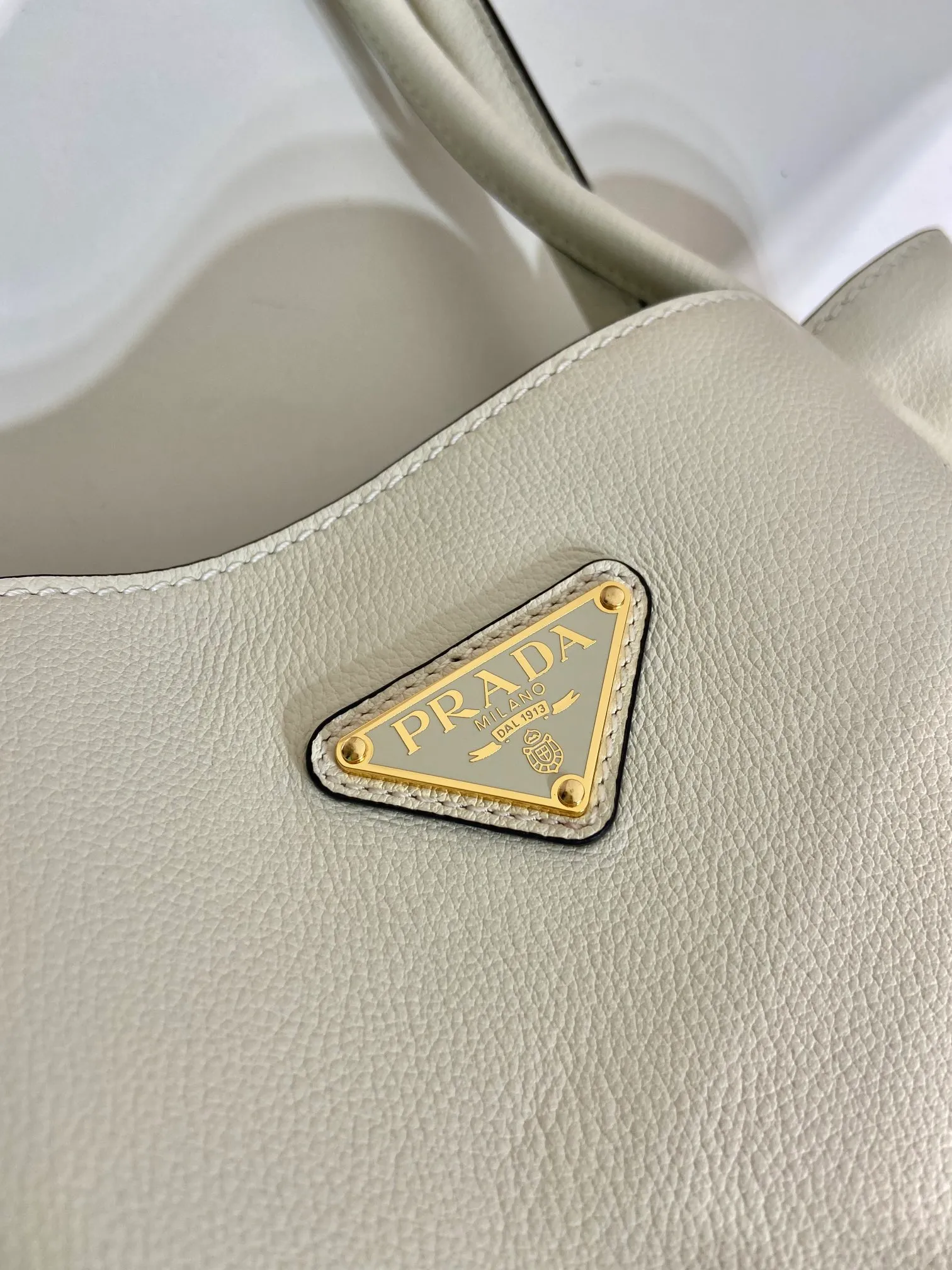 💰1500🎉New product🎉1BG539 shoulder style🎉🎉 This shoulder style is made of oral calfskin and top-grade hardware. It can be carried by hand or carried on the shoulder. It is equipped with 2 compartments in the front and back panels. It has a large capacity, is simple and practical, and has a beautiful upper body effect. Babies. Hurry up and get it🎉🎉 Length 25x Height 18.5x Bottom 12.5cm🎉🎉🎉👏👏👏