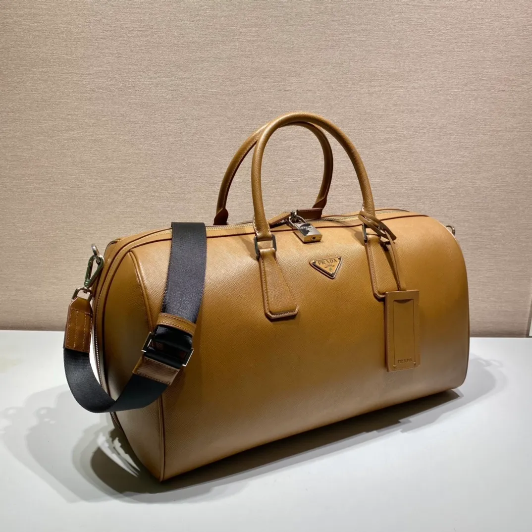 💰2300🎉New travel bag🎉2VC018🎉🎉Black This elegant travel bag is made of Saffiano leather, equipped with a wraparound zipper and nylon shoulder strap, highlighting the rigorous design concept. It's finished with a leather name tag and metal lock with engraved logo. Simple and elegant. Hurry up and get it🎉🎉 Length 50x Height 27.5x Bottom 25cm🎉🎉🎉👏👏👏
