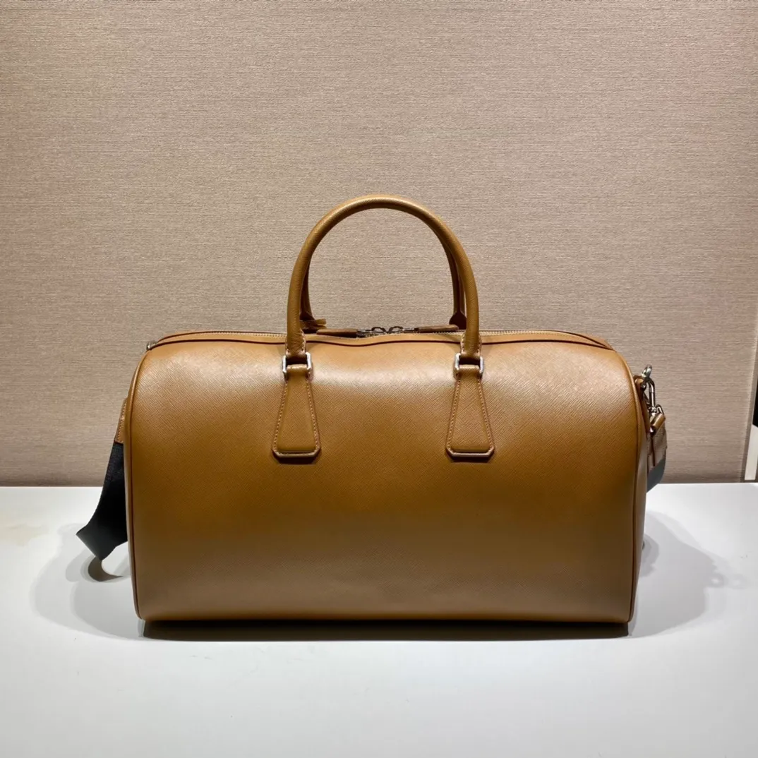 💰2300🎉New travel bag🎉2VC018🎉🎉Black This elegant travel bag is made of Saffiano leather, equipped with a wraparound zipper and nylon shoulder strap, highlighting the rigorous design concept. It's finished with a leather name tag and metal lock with engraved logo. Simple and elegant. Hurry up and get it🎉🎉 Length 50x Height 27.5x Bottom 25cm🎉🎉🎉👏👏👏