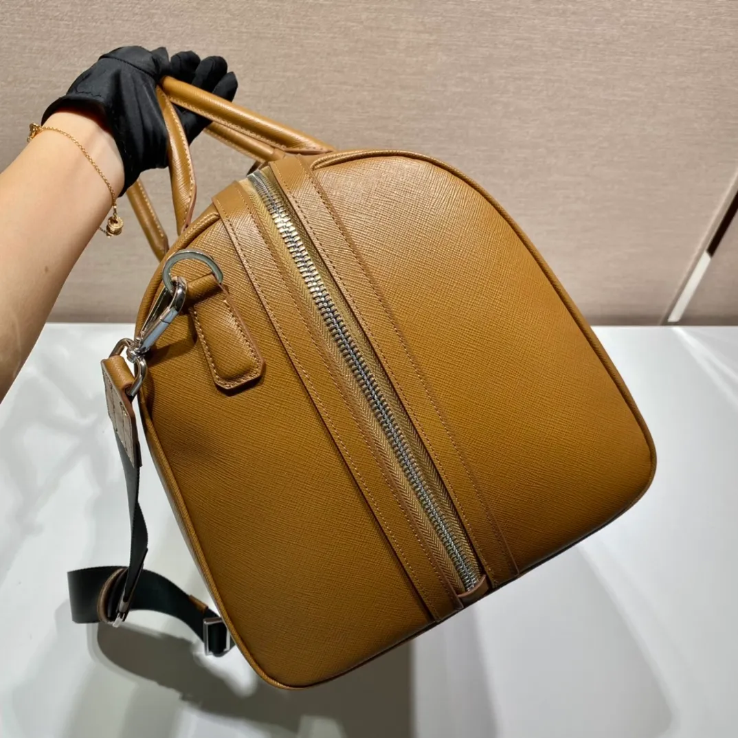 💰2300🎉New travel bag🎉2VC018🎉🎉Black This elegant travel bag is made of Saffiano leather, equipped with a wraparound zipper and nylon shoulder strap, highlighting the rigorous design concept. It's finished with a leather name tag and metal lock with engraved logo. Simple and elegant. Hurry up and get it🎉🎉 Length 50x Height 27.5x Bottom 25cm🎉🎉🎉👏👏👏