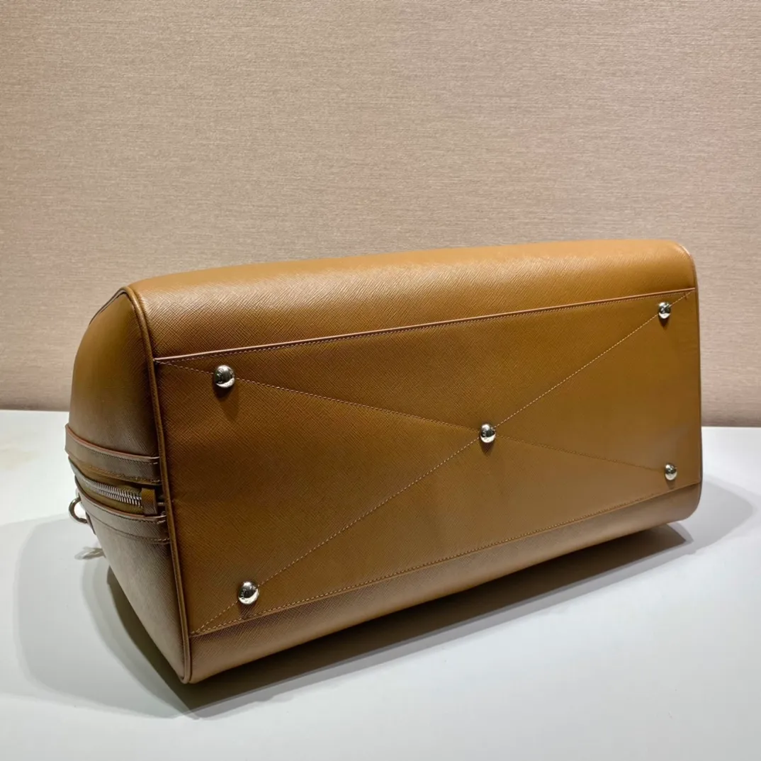 💰2300🎉New travel bag🎉2VC018🎉🎉Black This elegant travel bag is made of Saffiano leather, equipped with a wraparound zipper and nylon shoulder strap, highlighting the rigorous design concept. It's finished with a leather name tag and metal lock with engraved logo. Simple and elegant. Hurry up and get it🎉🎉 Length 50x Height 27.5x Bottom 25cm🎉🎉🎉👏👏👏