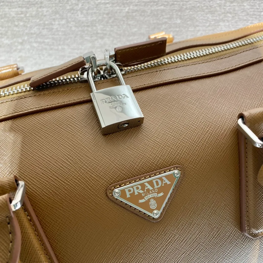 💰2300🎉New travel bag🎉2VC018🎉🎉Black This elegant travel bag is made of Saffiano leather, equipped with a wraparound zipper and nylon shoulder strap, highlighting the rigorous design concept. It's finished with a leather name tag and metal lock with engraved logo. Simple and elegant. Hurry up and get it🎉🎉 Length 50x Height 27.5x Bottom 25cm🎉🎉🎉👏👏👏