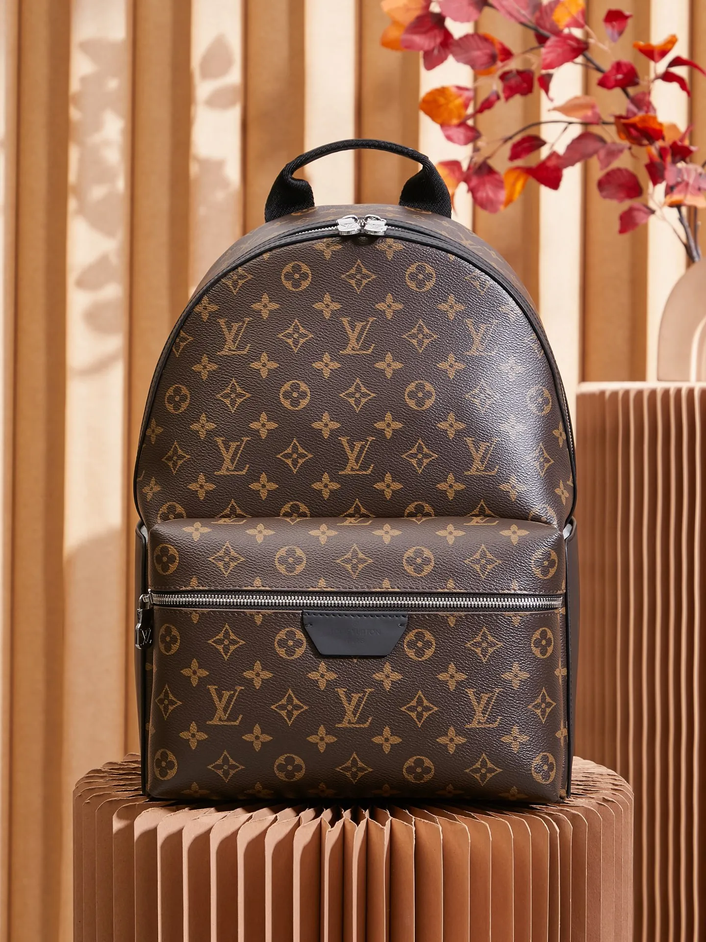 P¥960👉nfc163C01 dynamic chip version👈[Top-level inspection-free all-steel hardware] This Discovery backpack is made of Monogram Macassar canvas, cow leather trim and metal parts, integrating elegance into a modern silhouette. Roomy exterior pockets provide easy access, one of the interior pockets accommodates an iPad, and an adjustable leather shoulder strap and top handle provide versatile carrying options. Monogram Macassar coated canvas, cow leather trim, fabric lining, metal hardware, two zipper closure, adjustable shoulder strap, open side pockets, zippered front pocket, inner patch pocket, single handle! ! Model: M46684; Size: 29x38x20CM