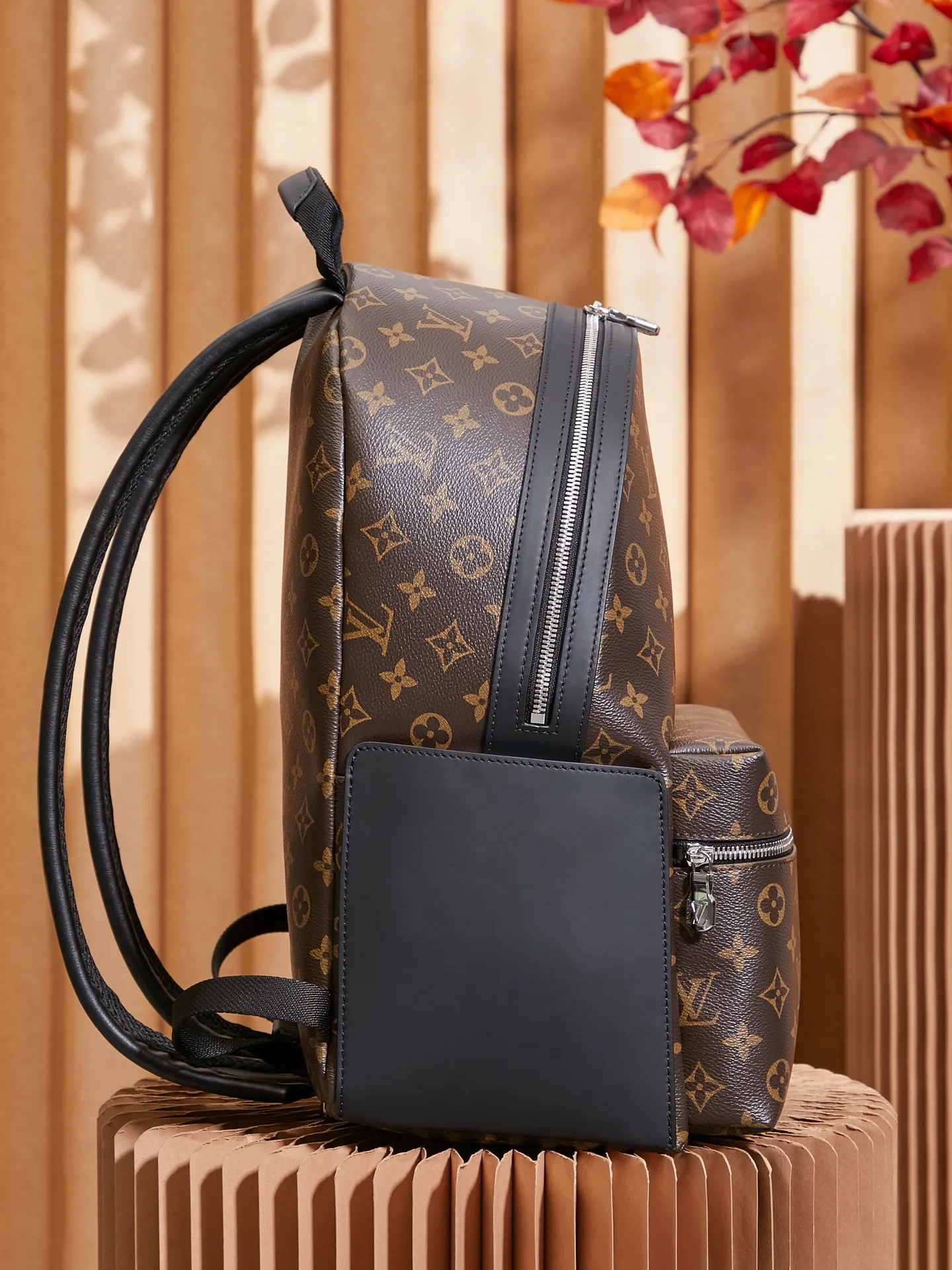 P¥960👉nfc163C01 dynamic chip version👈[Top-level inspection-free all-steel hardware] This Discovery backpack is made of Monogram Macassar canvas, cow leather trim and metal parts, integrating elegance into a modern silhouette. Roomy exterior pockets provide easy access, one of the interior pockets accommodates an iPad, and an adjustable leather shoulder strap and top handle provide versatile carrying options. Monogram Macassar coated canvas, cow leather trim, fabric lining, metal hardware, two zipper closure, adjustable shoulder strap, open side pockets, zippered front pocket, inner patch pocket, single handle! ! Model: M46684; Size: 29x38x20CM