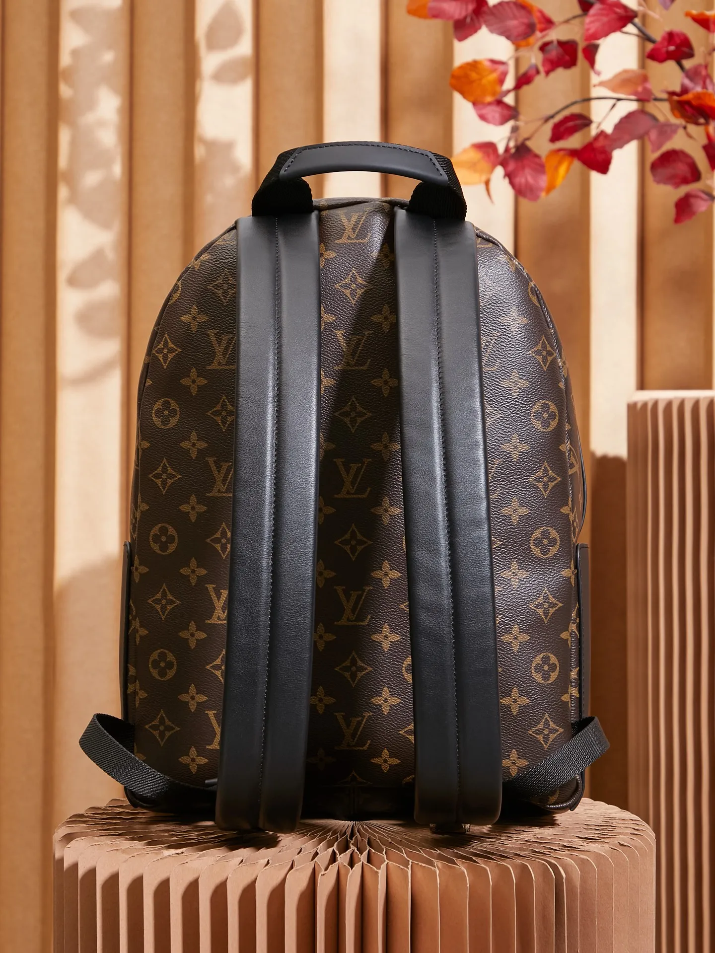 P¥960👉nfc163C01 dynamic chip version👈[Top-level inspection-free all-steel hardware] This Discovery backpack is made of Monogram Macassar canvas, cow leather trim and metal parts, integrating elegance into a modern silhouette. Roomy exterior pockets provide easy access, one of the interior pockets accommodates an iPad, and an adjustable leather shoulder strap and top handle provide versatile carrying options. Monogram Macassar coated canvas, cow leather trim, fabric lining, metal hardware, two zipper closure, adjustable shoulder strap, open side pockets, zippered front pocket, inner patch pocket, single handle! ! Model: M46684; Size: 29x38x20CM