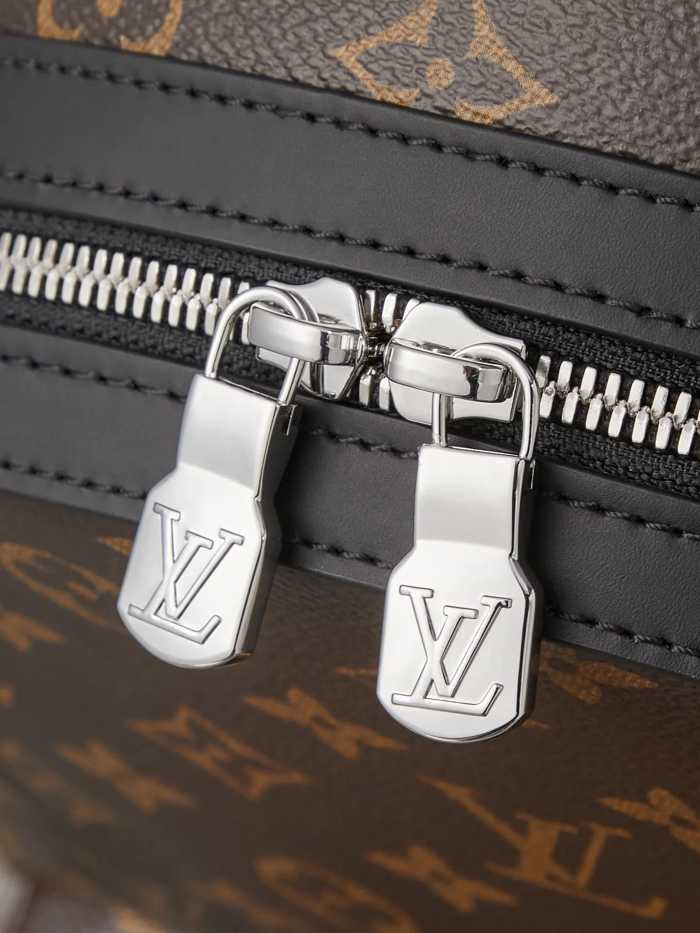 P¥960👉nfc163C01 dynamic chip version👈[Top-level inspection-free all-steel hardware] This Discovery backpack is made of Monogram Macassar canvas, cow leather trim and metal parts, integrating elegance into a modern silhouette. Roomy exterior pockets provide easy access, one of the interior pockets accommodates an iPad, and an adjustable leather shoulder strap and top handle provide versatile carrying options. Monogram Macassar coated canvas, cow leather trim, fabric lining, metal hardware, two zipper closure, adjustable shoulder strap, open side pockets, zippered front pocket, inner patch pocket, single handle! ! Model: M46684; Size: 29x38x20CM