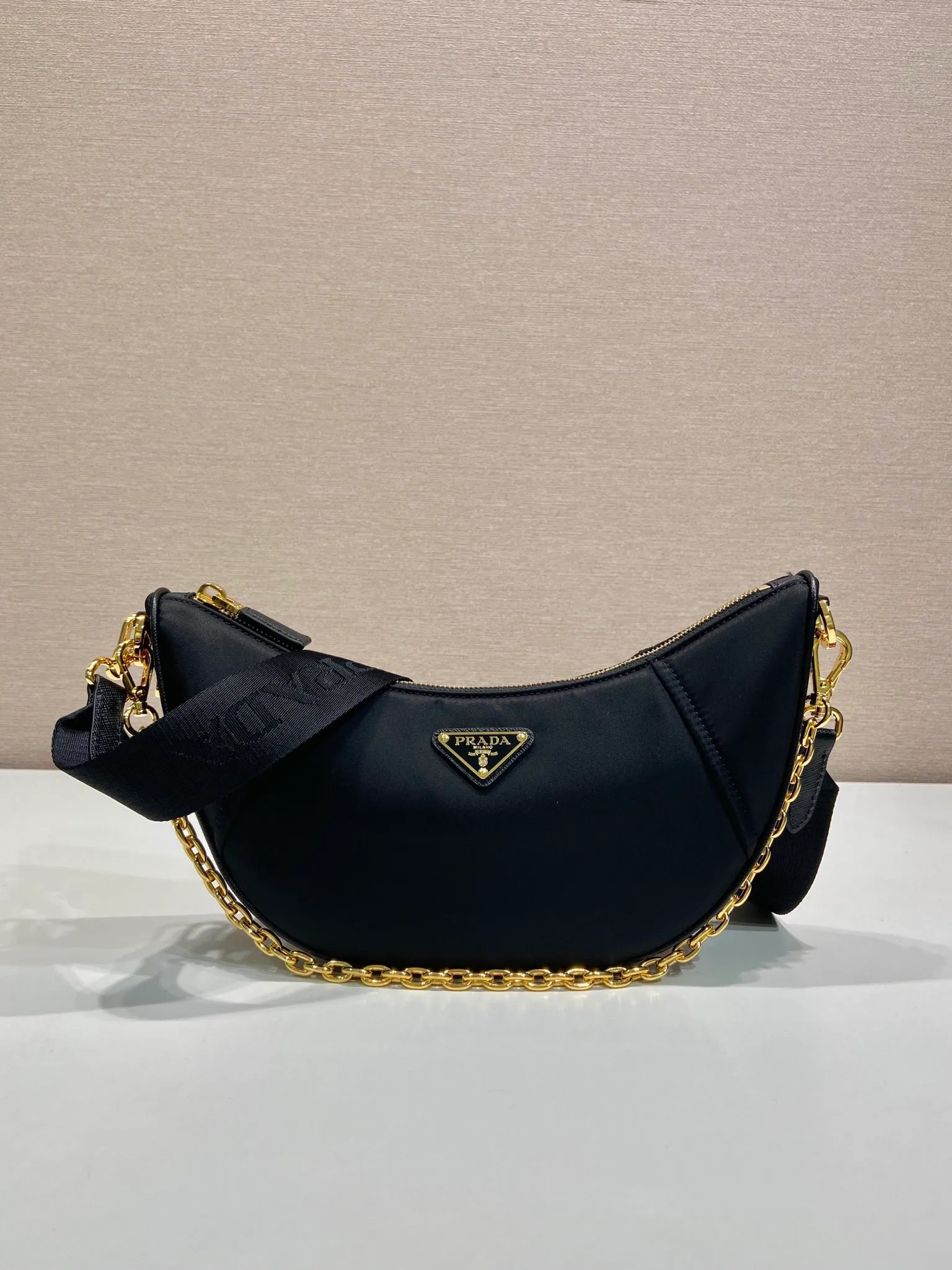 💰1020🎉New Crescent Bag🎉1BH222 Multi-Function🎉🎉 Made of recycled nylon fabric, this Re-Nylon handbag is exquisite and versatile, blending archival style with practical contemporary style. The half-moon silhouette features a detachable sporty shoulder strap and an elegant chain handle, making it versatile and versatile to carry. Crossbody/armpit/armpit bag/hand carry, it’s perfect😘😘Babies, hurry up and get it🎉🎉 Length 30x Height 13.5x Bottom 6cm🎉🎉🎉💰💰💰