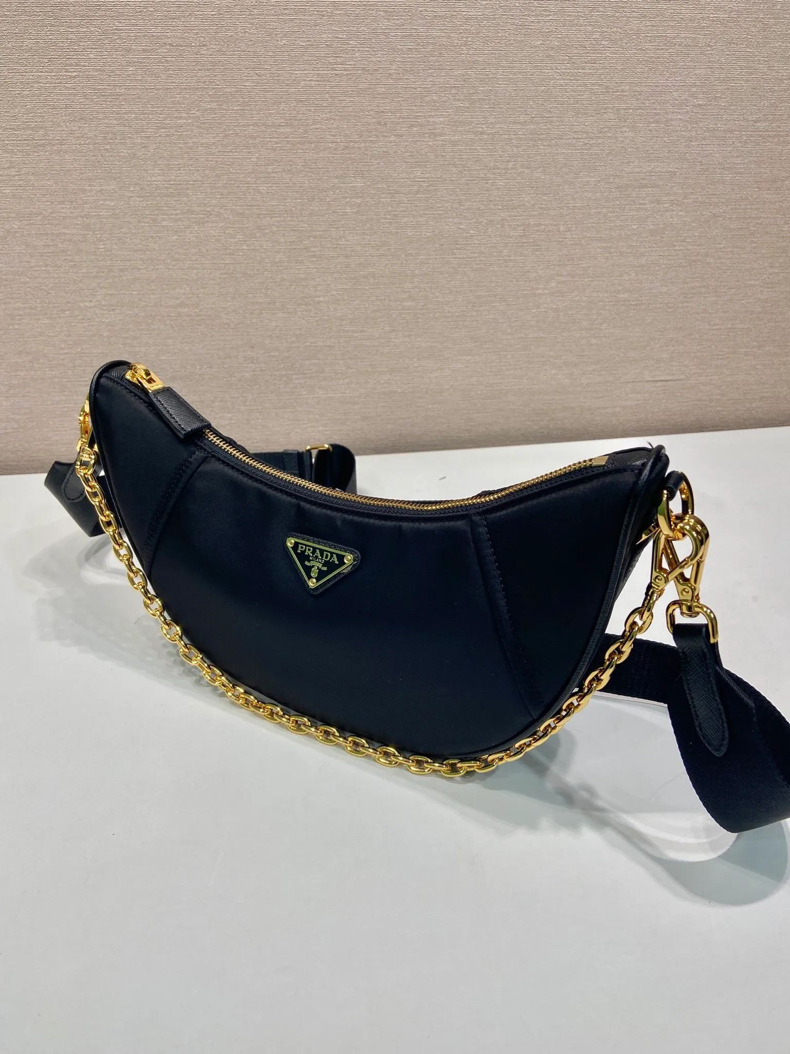 💰1020🎉New Crescent Bag🎉1BH222 Multi-Function🎉🎉 Made of recycled nylon fabric, this Re-Nylon handbag is exquisite and versatile, blending archival style with practical contemporary style. The half-moon silhouette features a detachable sporty shoulder strap and an elegant chain handle, making it versatile and versatile to carry. Crossbody/armpit/armpit bag/hand carry, it’s perfect😘😘Babies, hurry up and get it🎉🎉 Length 30x Height 13.5x Bottom 6cm🎉🎉🎉💰💰💰