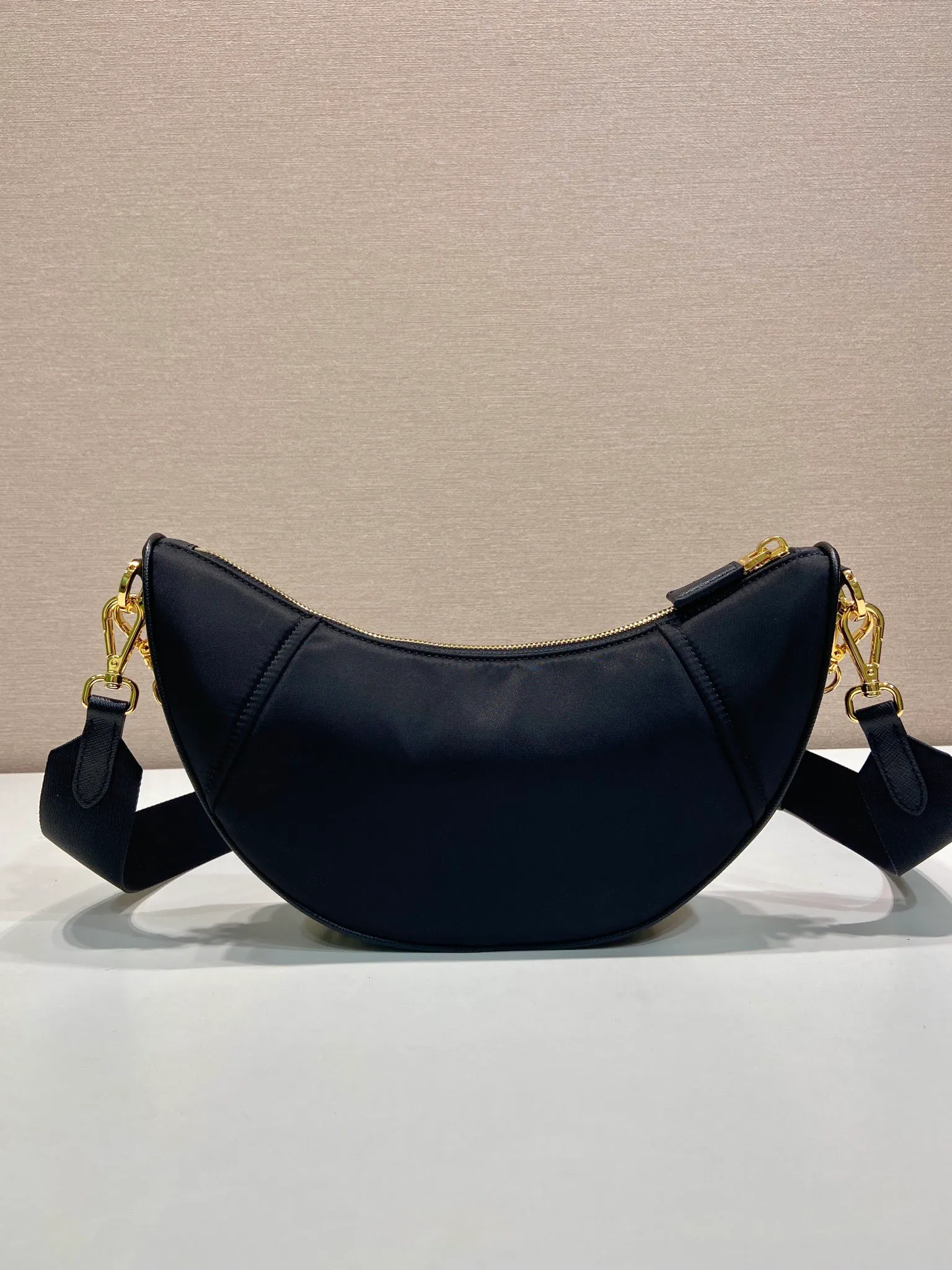 💰1020🎉New Crescent Bag🎉1BH222 Multi-Function🎉🎉 Made of recycled nylon fabric, this Re-Nylon handbag is exquisite and versatile, blending archival style with practical contemporary style. The half-moon silhouette features a detachable sporty shoulder strap and an elegant chain handle, making it versatile and versatile to carry. Crossbody/armpit/armpit bag/hand carry, it’s perfect😘😘Babies, hurry up and get it🎉🎉 Length 30x Height 13.5x Bottom 6cm🎉🎉🎉💰💰💰