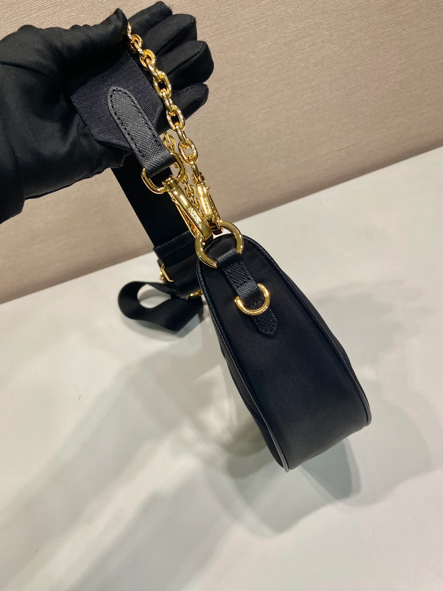 💰1020🎉New Crescent Bag🎉1BH222 Multi-Function🎉🎉 Made of recycled nylon fabric, this Re-Nylon handbag is exquisite and versatile, blending archival style with practical contemporary style. The half-moon silhouette features a detachable sporty shoulder strap and an elegant chain handle, making it versatile and versatile to carry. Crossbody/armpit/armpit bag/hand carry, it’s perfect😘😘Babies, hurry up and get it🎉🎉 Length 30x Height 13.5x Bottom 6cm🎉🎉🎉💰💰💰