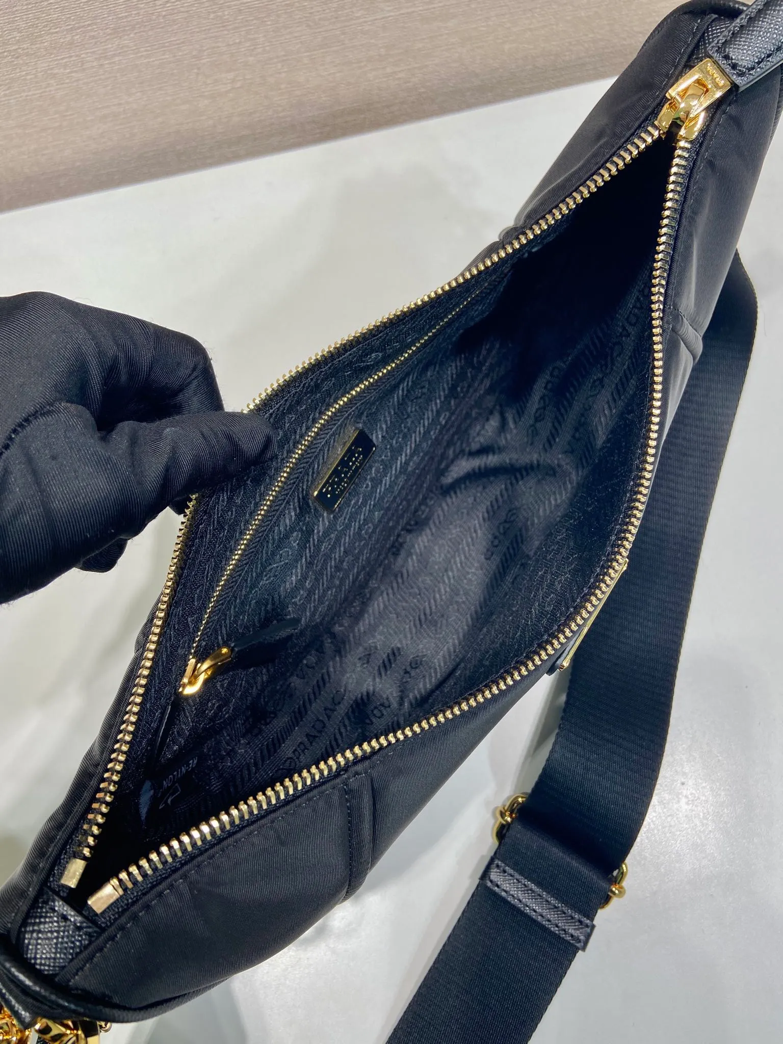 💰1020🎉New Crescent Bag🎉1BH222 Multi-Function🎉🎉 Made of recycled nylon fabric, this Re-Nylon handbag is exquisite and versatile, blending archival style with practical contemporary style. The half-moon silhouette features a detachable sporty shoulder strap and an elegant chain handle, making it versatile and versatile to carry. Crossbody/armpit/armpit bag/hand carry, it’s perfect😘😘Babies, hurry up and get it🎉🎉 Length 30x Height 13.5x Bottom 6cm🎉🎉🎉💰💰💰