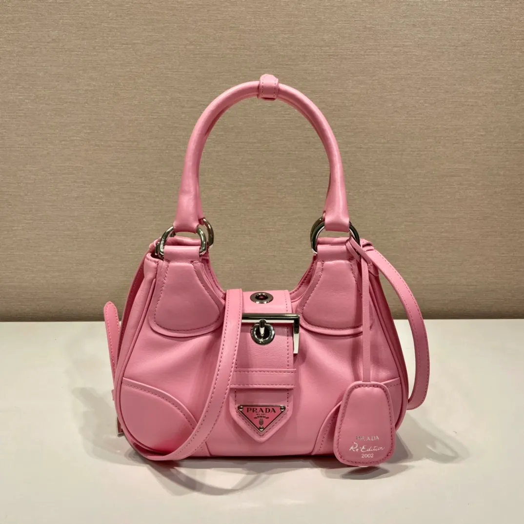 💰1660🎉New Moon handbag🎉1BA381 full lambskin🎉🎉 This Moon handbag is designed with imported lambskin, and the interior is also full sheepskin👏 It is equipped with a 100 cm detachable and adjustable long leather shoulder strap, which can be carried by hand or on the shoulder, a detachable leather keychain, and a triangle logo magnetic buckle/lace closure on the front. It is lightweight and practical, and the upper body effect is cool/fashionable. Another popular style that will never go out of style🎉🎉Hurry up and get it🎉 Length 22.5x Height 16x Bottom 7.5cm