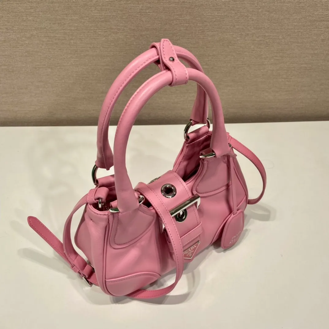 💰1660🎉New Moon handbag🎉1BA381 full lambskin🎉🎉 This Moon handbag is designed with imported lambskin, and the interior is also full sheepskin👏 It is equipped with a 100 cm detachable and adjustable long leather shoulder strap, which can be carried by hand or on the shoulder, a detachable leather keychain, and a triangle logo magnetic buckle/lace closure on the front. It is lightweight and practical, and the upper body effect is cool/fashionable. Another popular style that will never go out of style🎉🎉Hurry up and get it🎉 Length 22.5x Height 16x Bottom 7.5cm