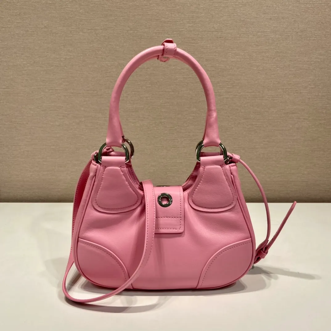 💰1660🎉New Moon handbag🎉1BA381 full lambskin🎉🎉 This Moon handbag is designed with imported lambskin, and the interior is also full sheepskin👏 It is equipped with a 100 cm detachable and adjustable long leather shoulder strap, which can be carried by hand or on the shoulder, a detachable leather keychain, and a triangle logo magnetic buckle/lace closure on the front. It is lightweight and practical, and the upper body effect is cool/fashionable. Another popular style that will never go out of style🎉🎉Hurry up and get it🎉 Length 22.5x Height 16x Bottom 7.5cm