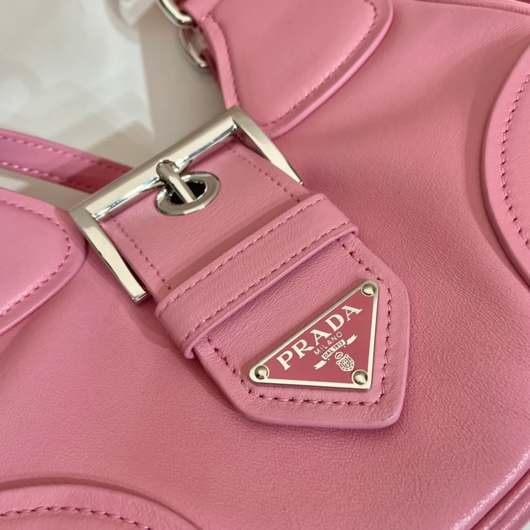 💰1660🎉New Moon handbag🎉1BA381 full lambskin🎉🎉 This Moon handbag is designed with imported lambskin, and the interior is also full sheepskin👏 It is equipped with a 100 cm detachable and adjustable long leather shoulder strap, which can be carried by hand or on the shoulder, a detachable leather keychain, and a triangle logo magnetic buckle/lace closure on the front. It is lightweight and practical, and the upper body effect is cool/fashionable. Another popular style that will never go out of style🎉🎉Hurry up and get it🎉 Length 22.5x Height 16x Bottom 7.5cm