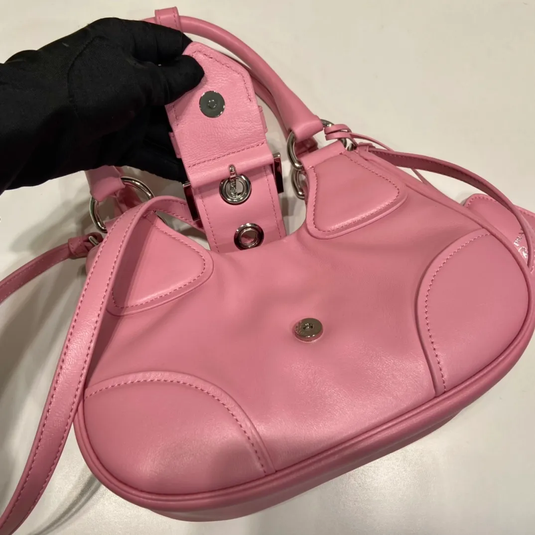 💰1660🎉New Moon handbag🎉1BA381 full lambskin🎉🎉 This Moon handbag is designed with imported lambskin, and the interior is also full sheepskin👏 It is equipped with a 100 cm detachable and adjustable long leather shoulder strap, which can be carried by hand or on the shoulder, a detachable leather keychain, and a triangle logo magnetic buckle/lace closure on the front. It is lightweight and practical, and the upper body effect is cool/fashionable. Another popular style that will never go out of style🎉🎉Hurry up and get it🎉 Length 22.5x Height 16x Bottom 7.5cm